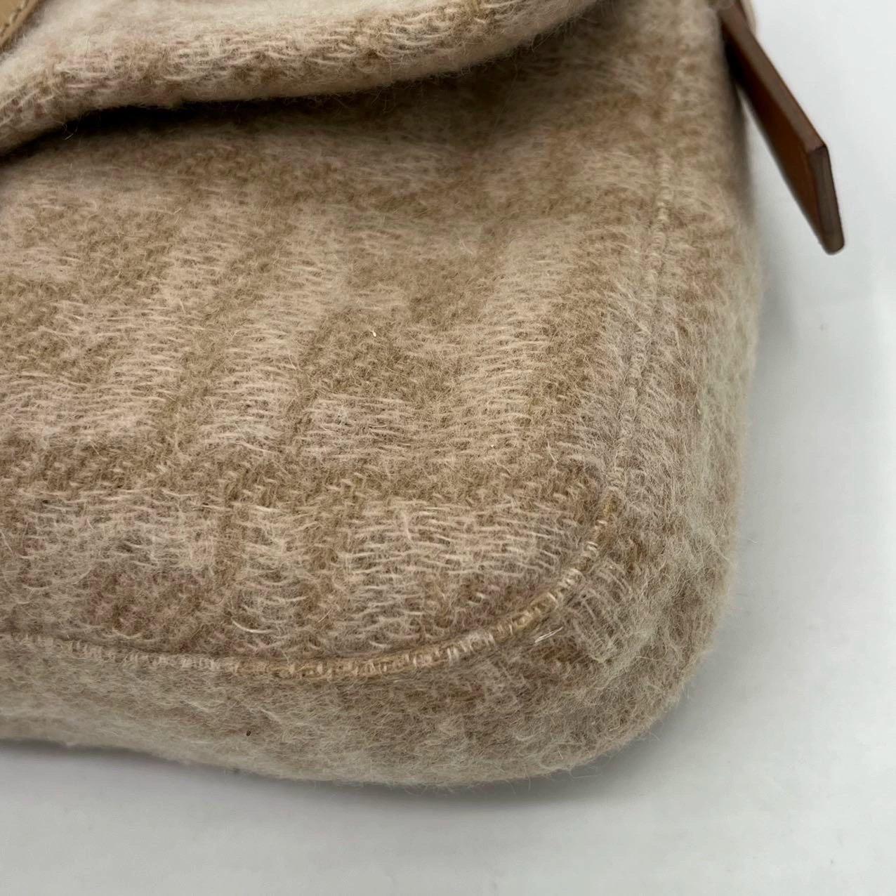 Fendi Baguette Beige Zucca Print Wool Leather Shoulder Bag en vente 6