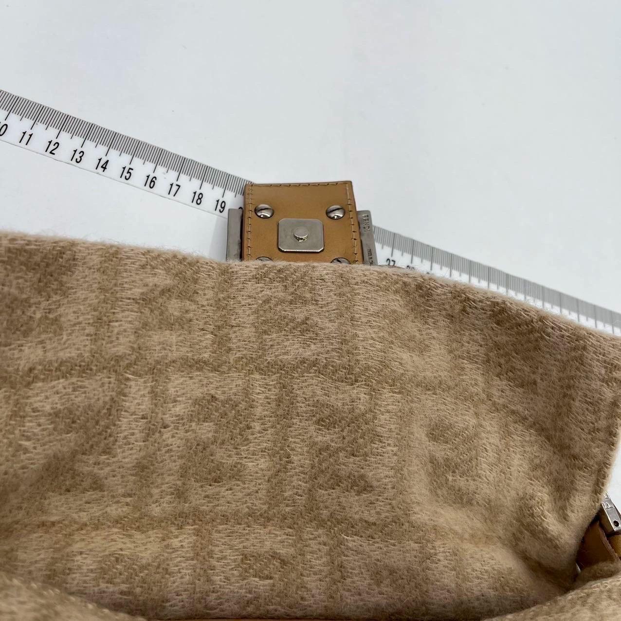 Fendi Baguette Beige Zucca Print Wool Leather Shoulder Bag en vente 9