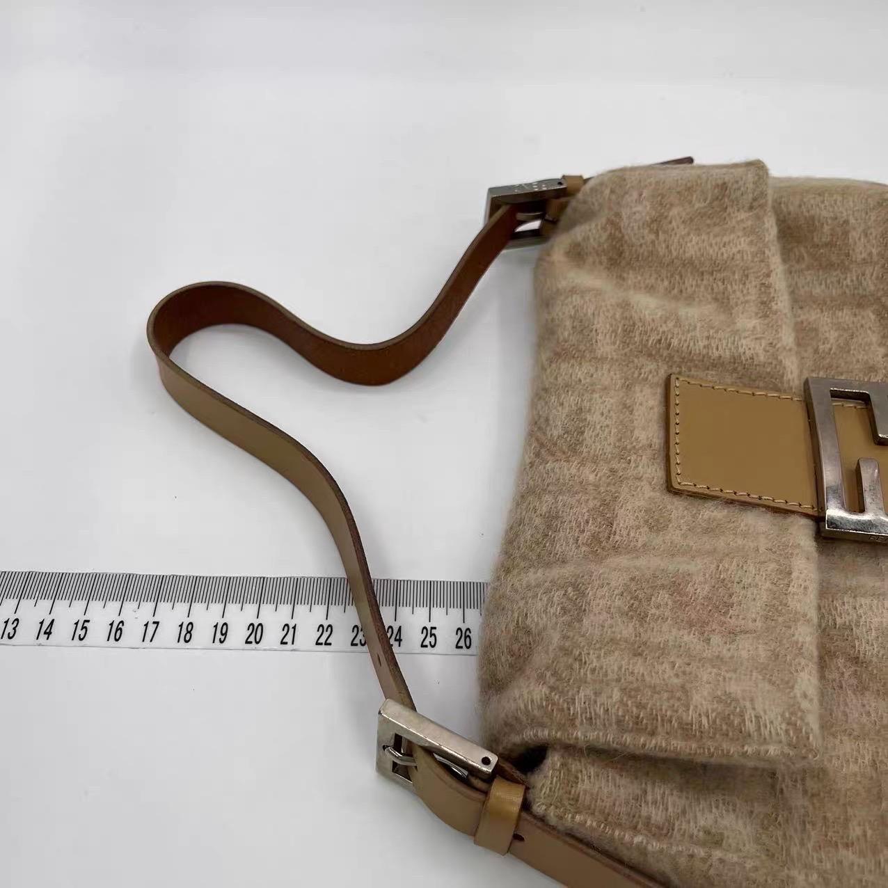 Fendi Baguette Beige Zucca Print Wool Leather Shoulder Bag en vente 16