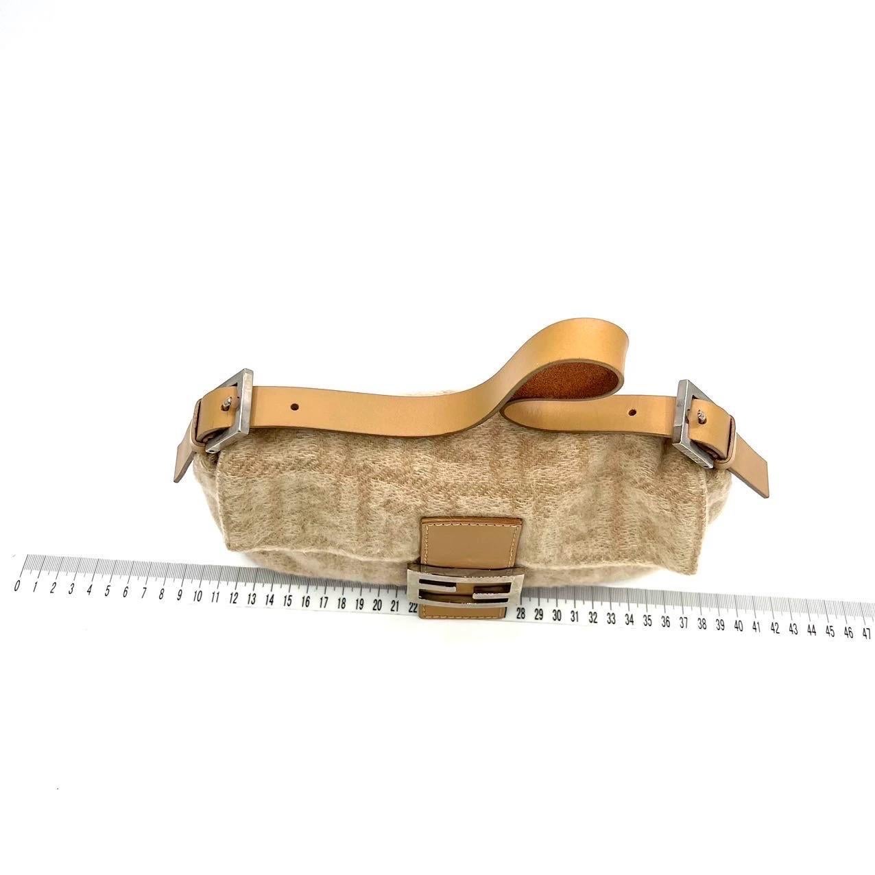 Fendi Baguette Beige Zucca Print Wool Leather Shoulder Bag Bon état - En vente à AUBERVILLIERS, FR
