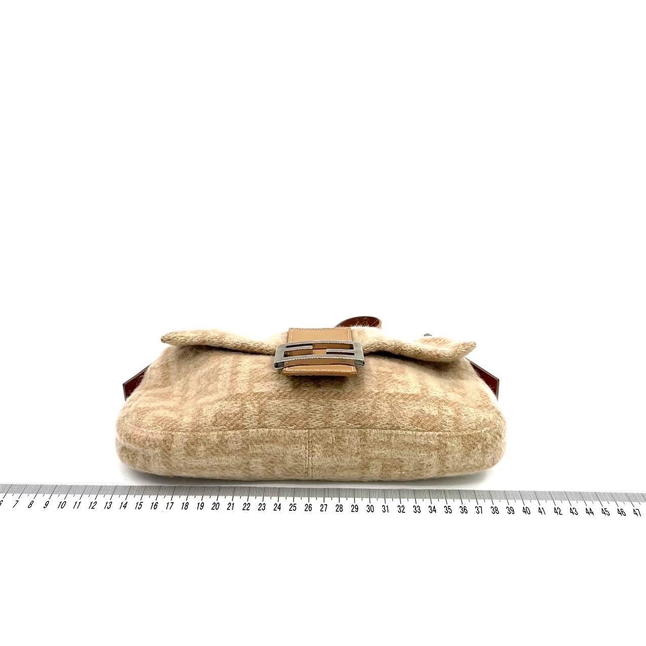 Fendi Baguette Beige Zucca Print Wool Leather Shoulder Bag Pour femmes en vente