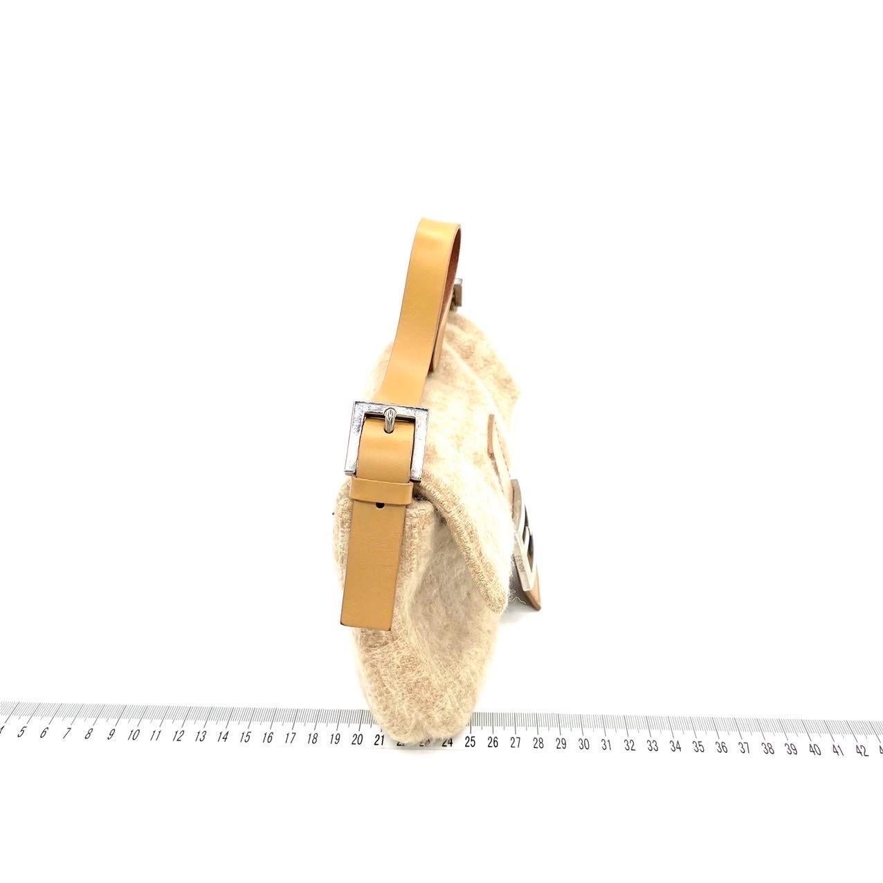 Fendi Baguette Beige Zucca Print Wool Leather Shoulder Bag en vente 2