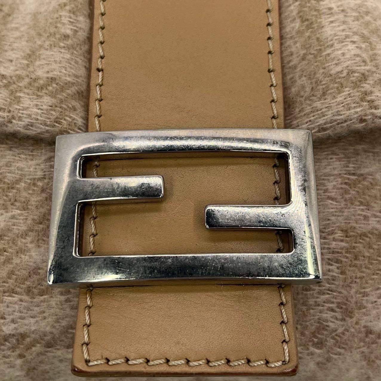 Fendi Baguette Beige Zucca Print Wool Leather Shoulder Bag en vente 4