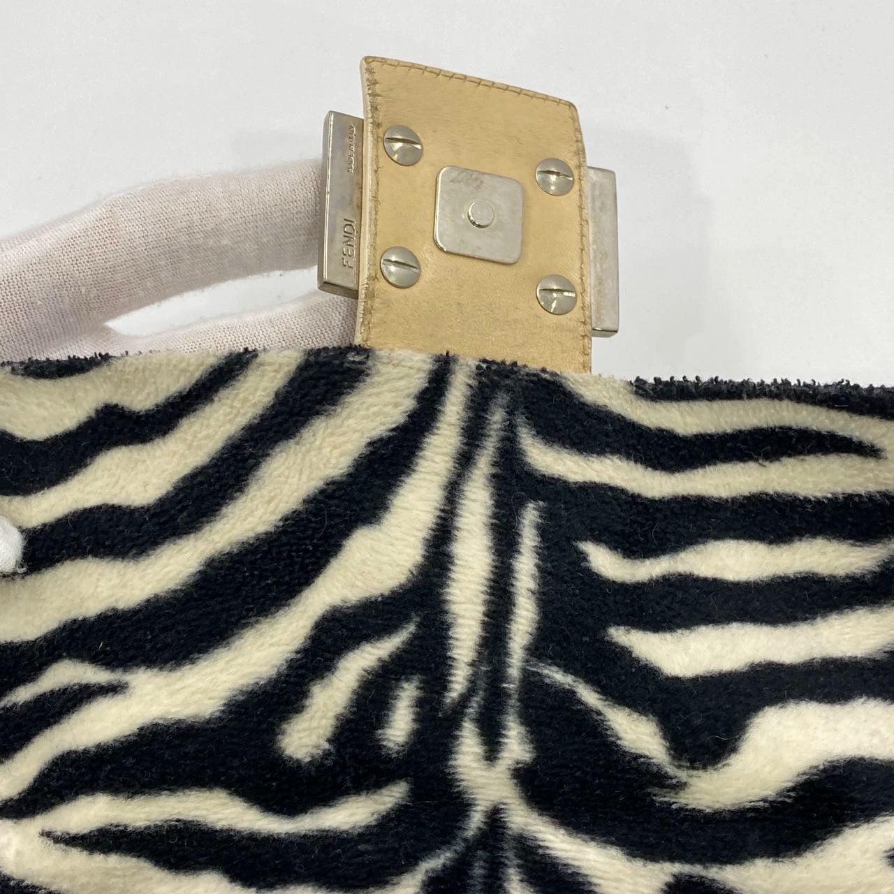 Fendi Baguette in Black e White Zebra Print Fleece Fibbia Rossa in vendita 6