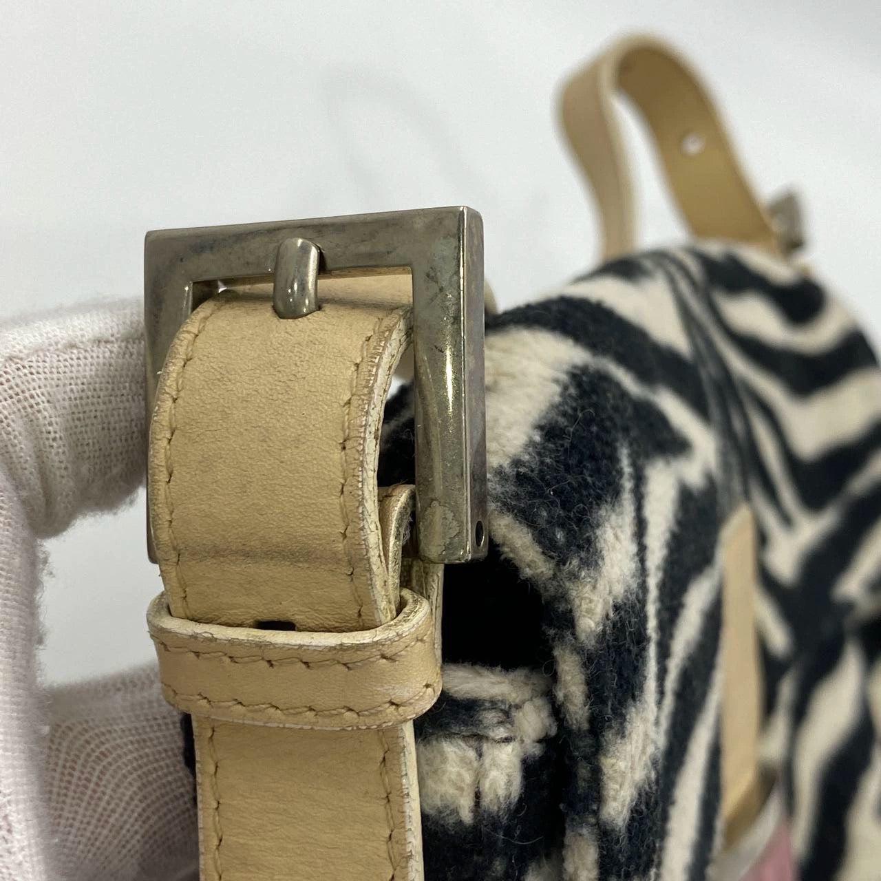 Fendi Baguette in Black e White Zebra Print Fleece Fibbia Rossa in vendita 12