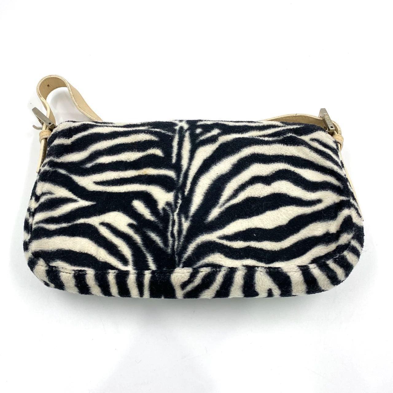 Fendi Baguette in Black e White Zebra Print Fleece Fibbia Rossa
 Queste sono foto professionali della borsa vera e propria.
 Sapientemente realizzata in rara pelle di vitello con l'iconica stampa zebrata bianca e nera, questa Baguette Fendi è una