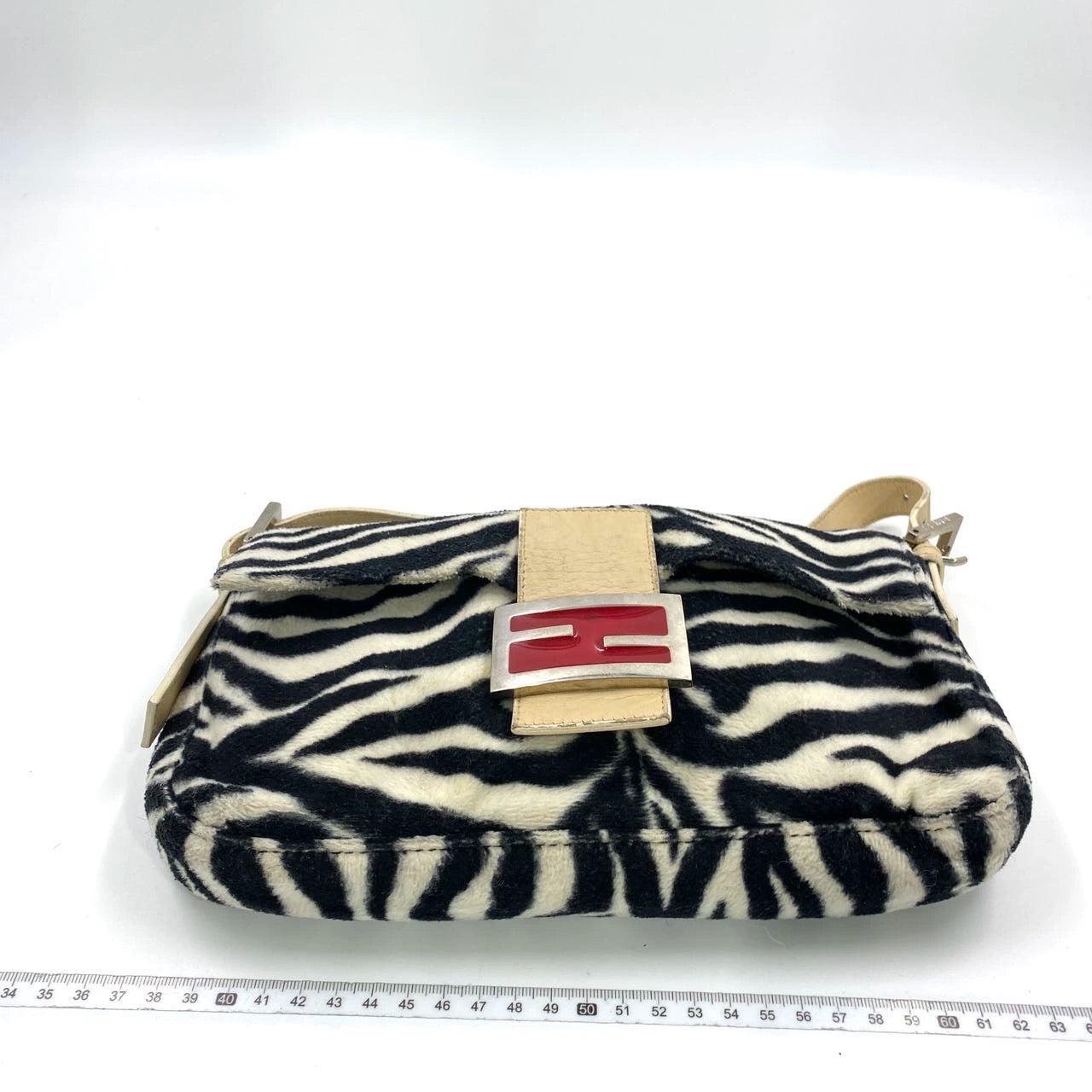 Nero Fendi Baguette in Black e White Zebra Print Fleece Fibbia Rossa in vendita