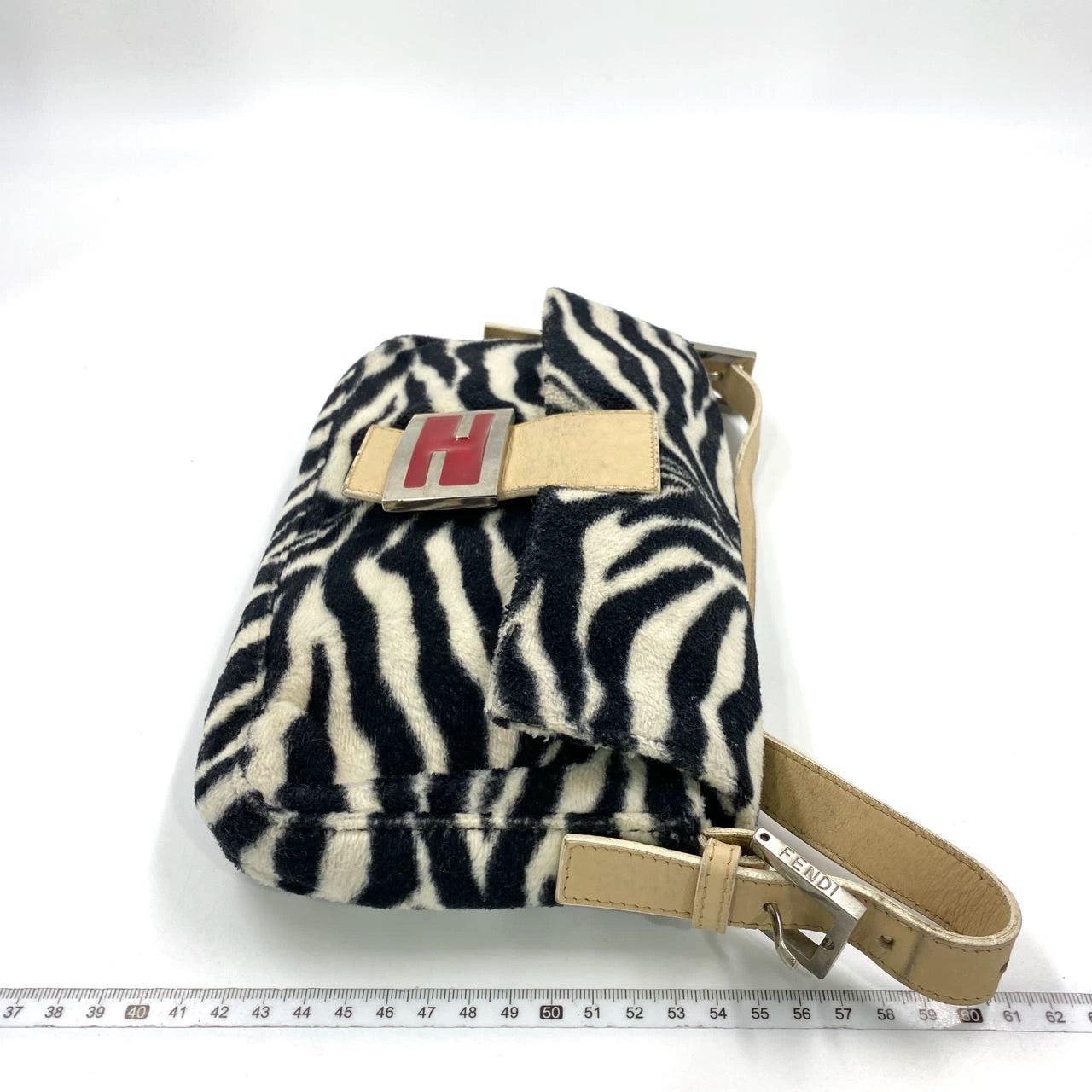 Fendi Baguette in Black e White Zebra Print Fleece Fibbia Rossa In condizioni buone in vendita a AUBERVILLIERS, FR
