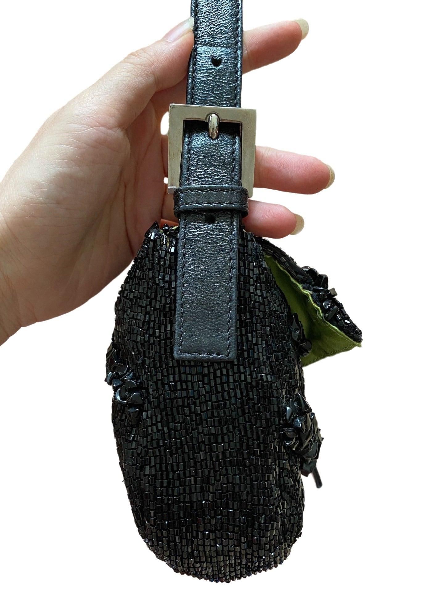 Fendi Baguette Black Beaded Shoulder Bag with Stones in Wave Pattern In Good Condition In AUBERVILLIERS, FR
