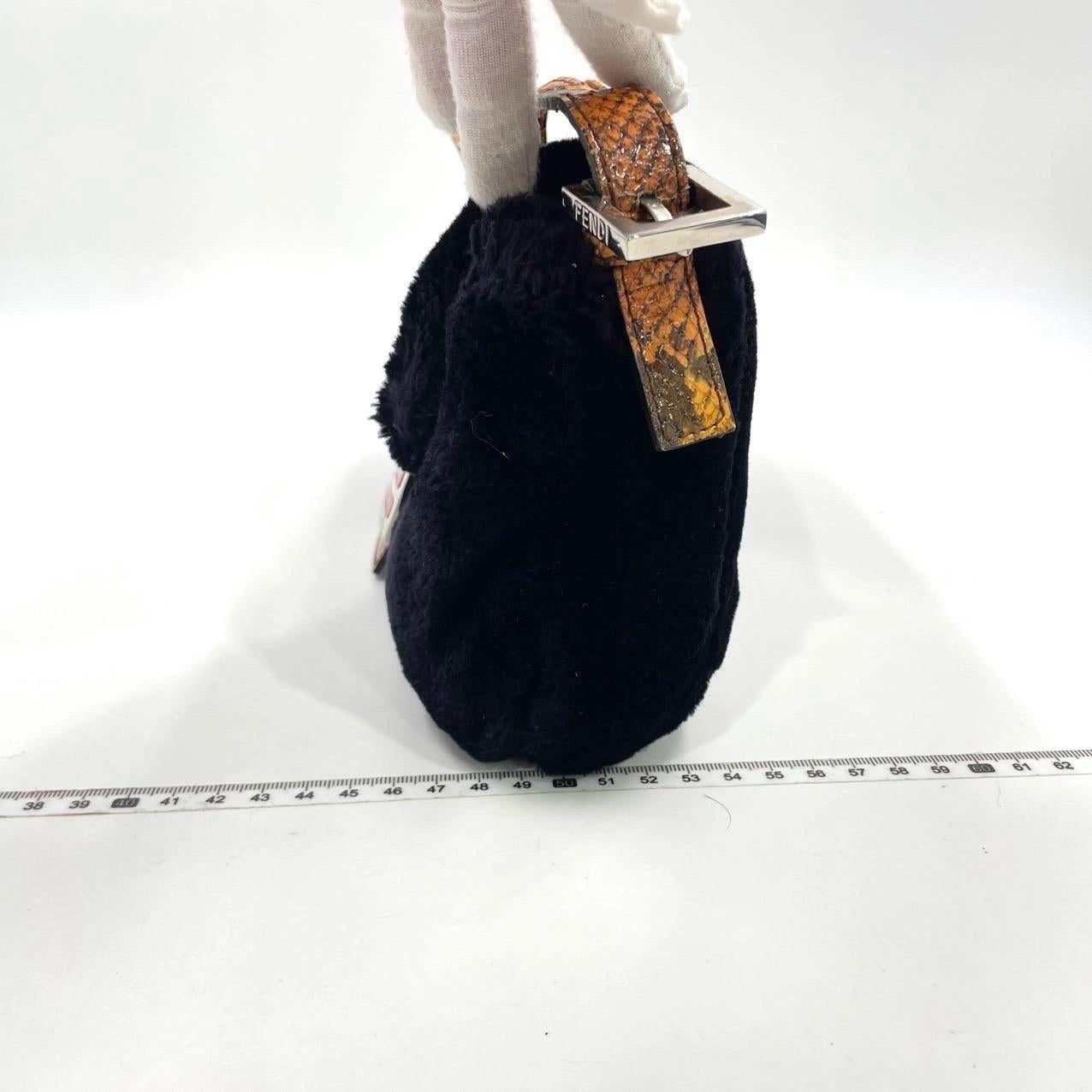 Fendi Baguette Black Faux Fur Red Enamel Buckle Shoulder Bag In Good Condition For Sale In AUBERVILLIERS, FR