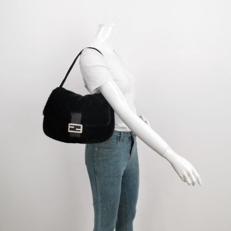 Fendi Baguette Black Faux Fur Shoulder Bag In Good Condition In AUBERVILLIERS, FR