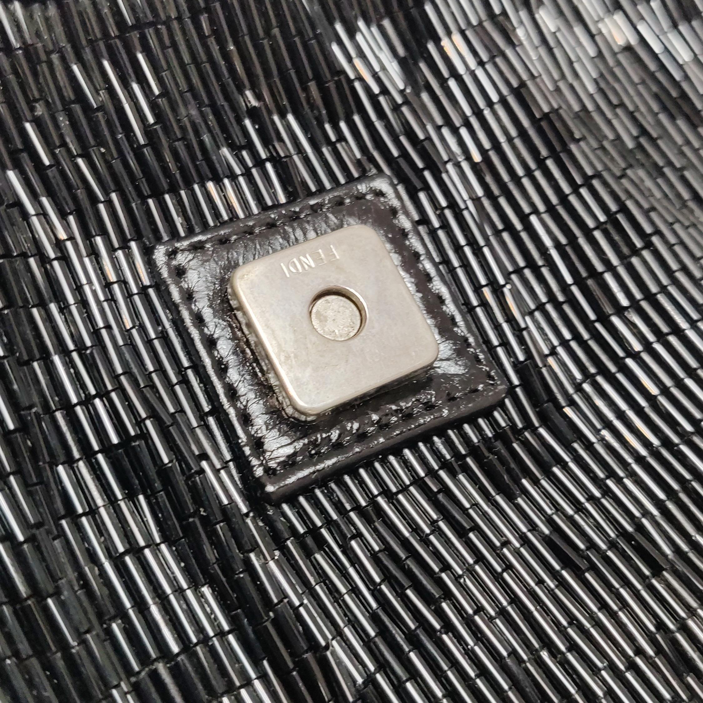 Fendi Baguette Borsa a tracolla nera con perline a cascata scintillanti in vendita 7