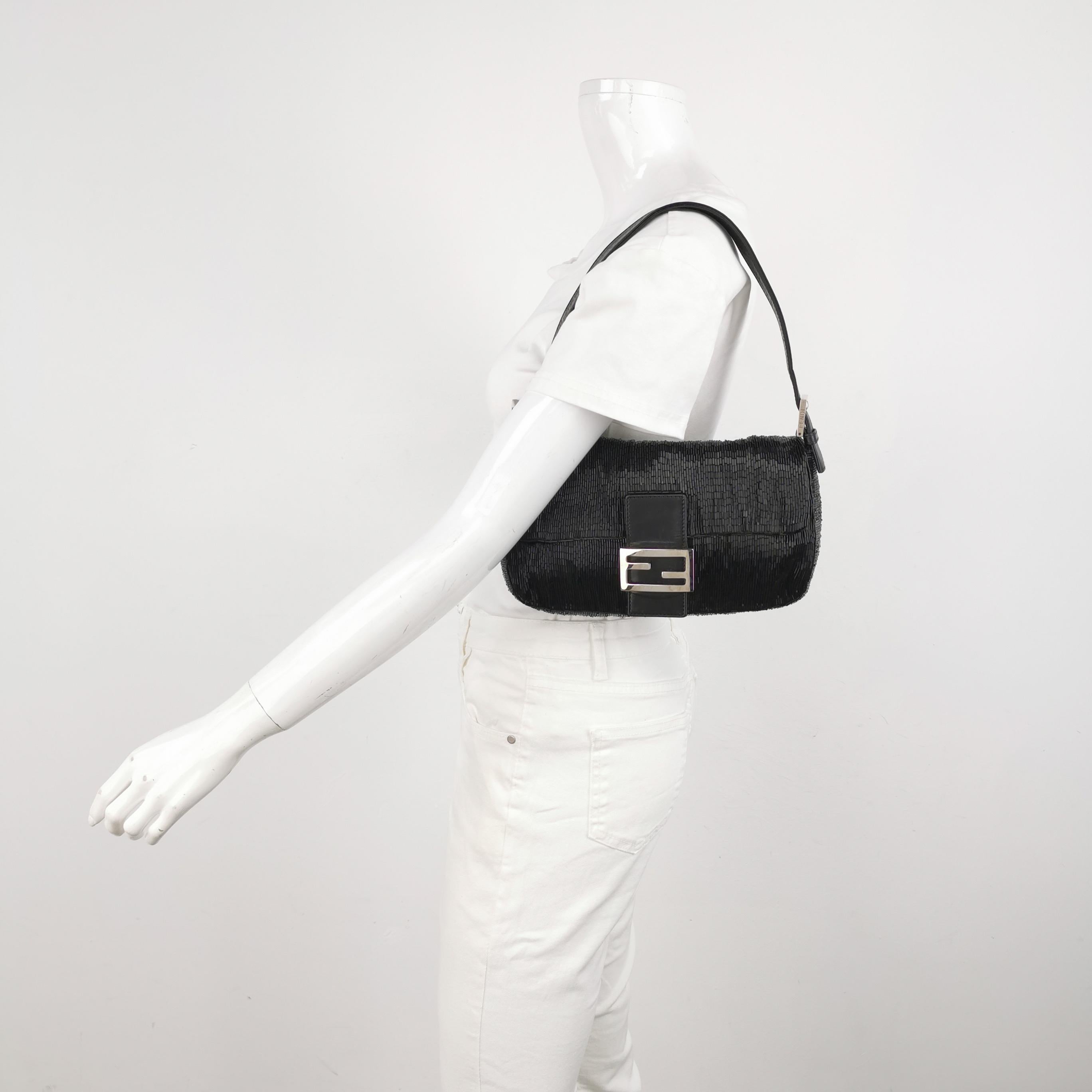 Fendi Baguette Borsa a tracolla nera con perline a cascata scintillanti
Queste sono foto professionali della borsa offerta da Luxbags.
Scopri un'altra classica baguette vintage di Fendi con perline a cascata di colore bianco crema. Queste perline
