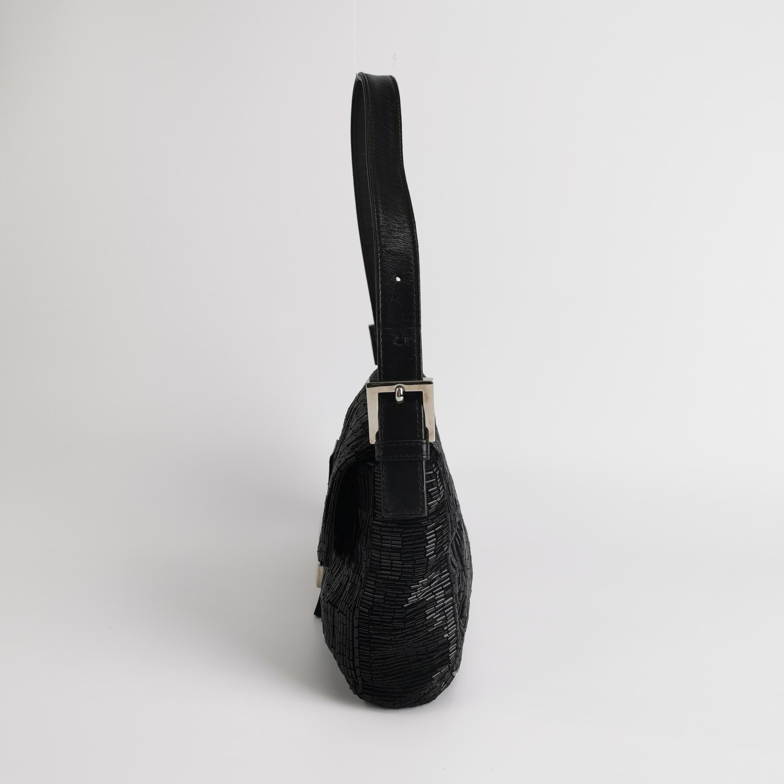 Nero Fendi Baguette Borsa a tracolla nera con perline a cascata scintillanti in vendita