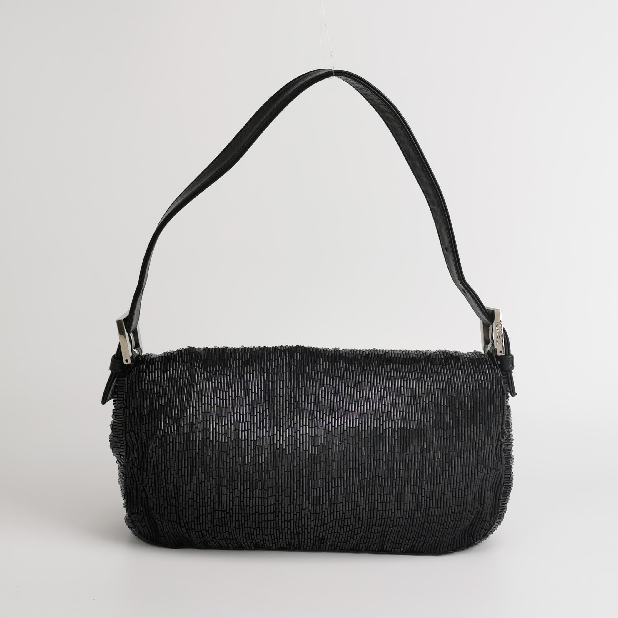 Donna Fendi Baguette Borsa a tracolla nera con perline a cascata scintillanti in vendita