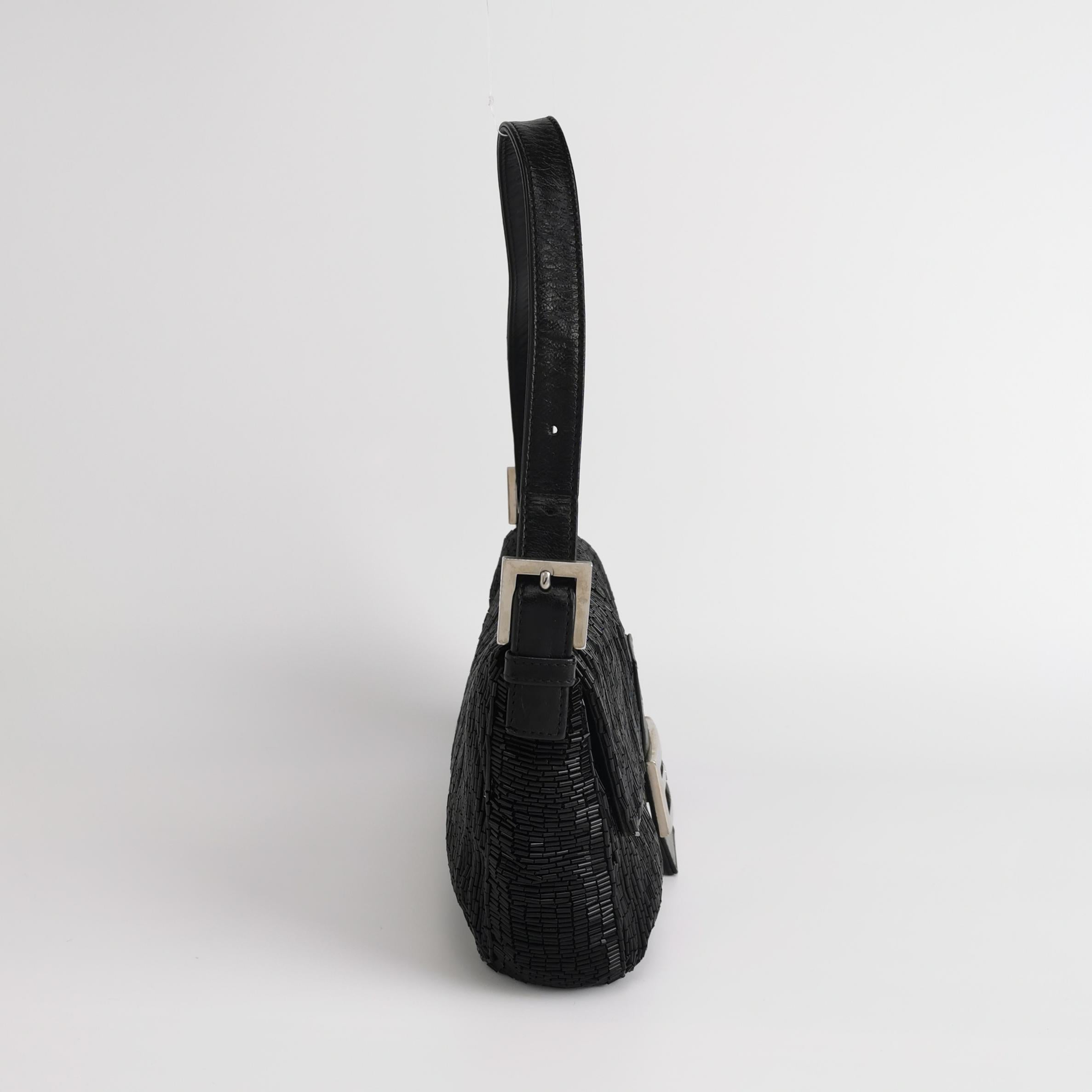 Fendi Baguette Borsa a tracolla nera con perline a cascata scintillanti in vendita 1