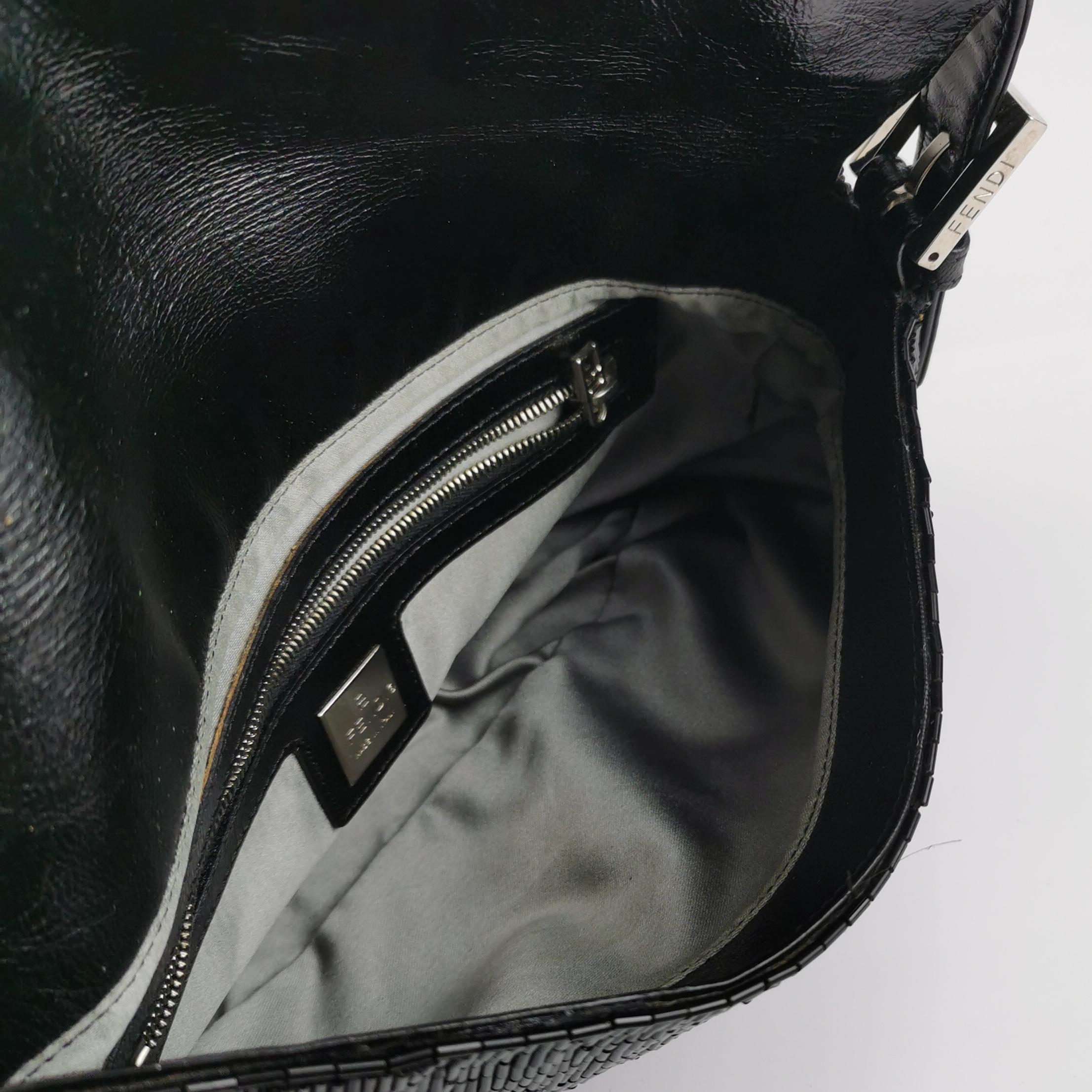 Fendi Baguette Borsa a tracolla nera con perline a cascata scintillanti in vendita 2