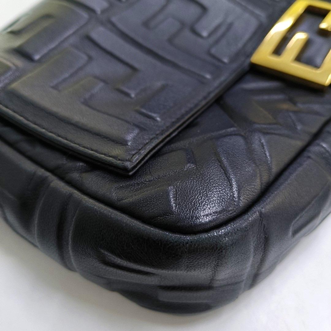 Fendi Baguette Black Lambskin 3D FF Embossed Leather Crossbody Bag Medium en vente 5