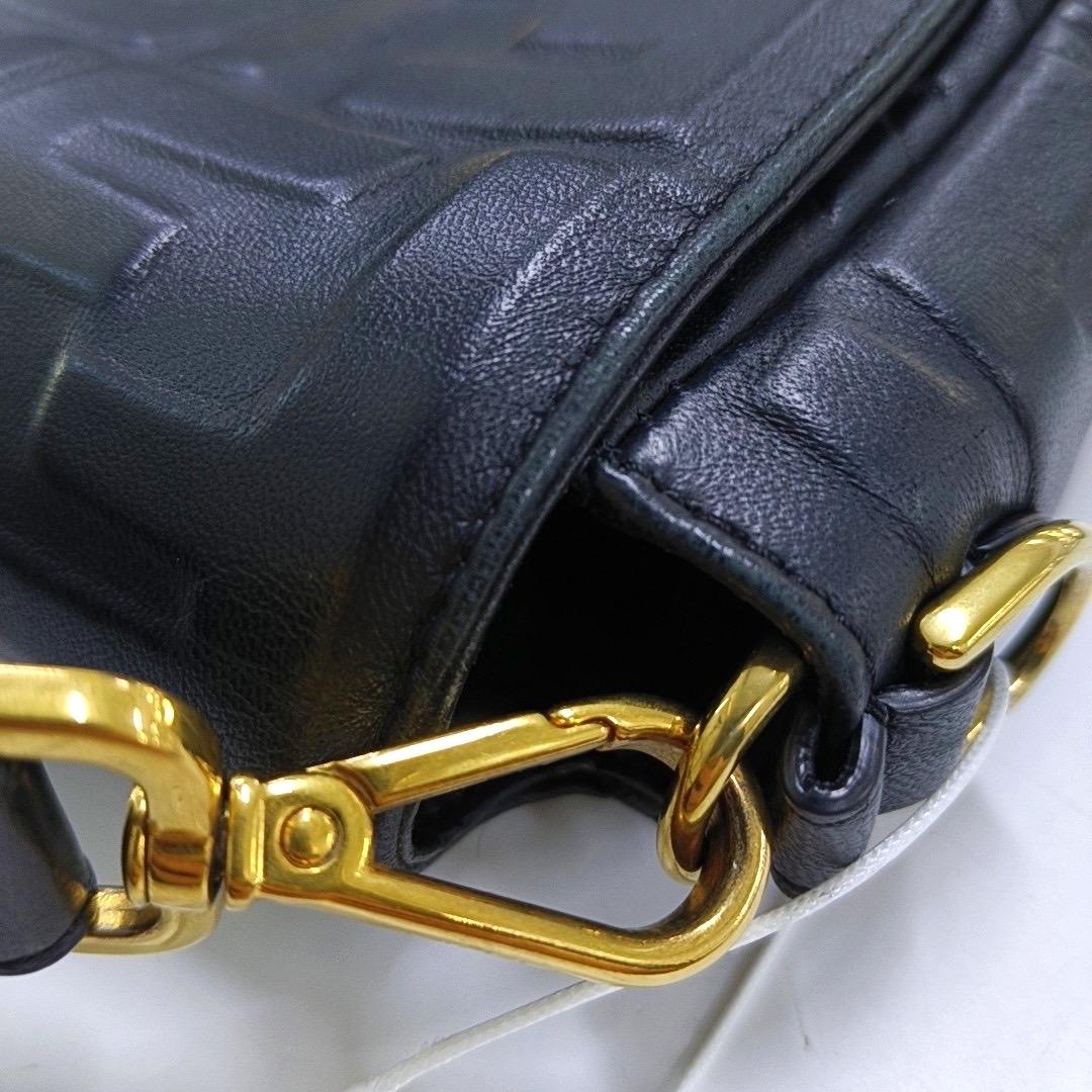 Fendi Baguette Black Lambskin 3D FF Embossed Leather Crossbody Bag Medium en vente 9