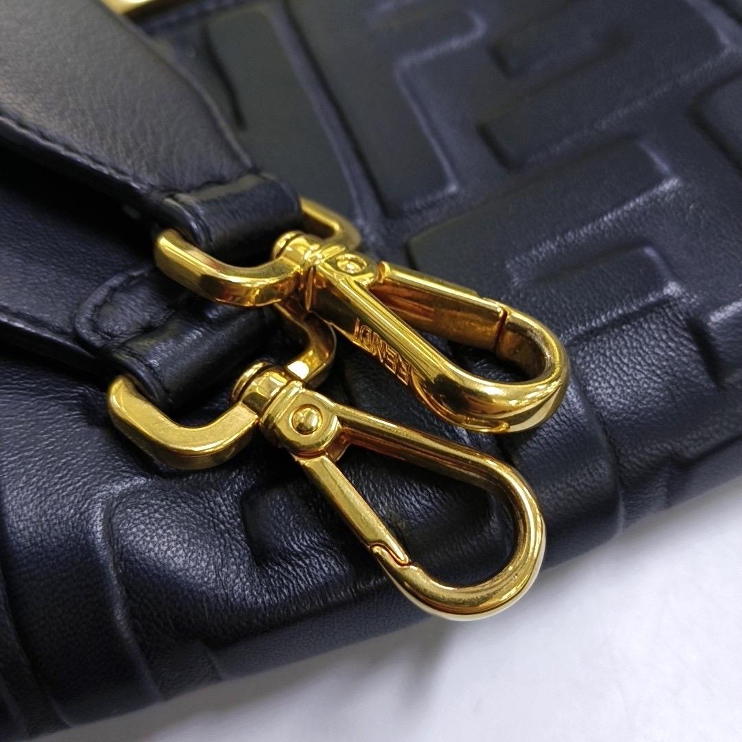 Fendi Baguette Black Lambskin 3D FF Embossed Leather Crossbody Bag Medium en vente 11