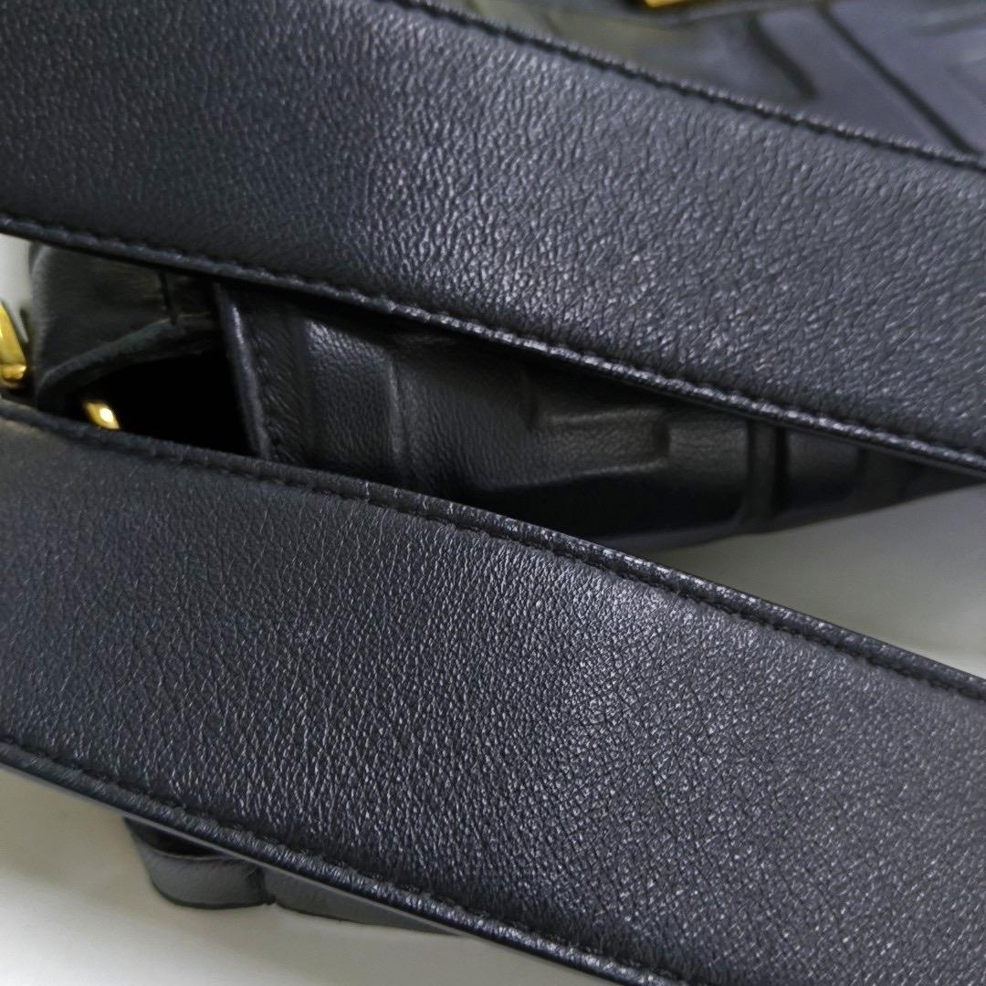 Fendi Baguette Black Lambskin 3D FF Embossed Leather Crossbody Bag Medium en vente 12