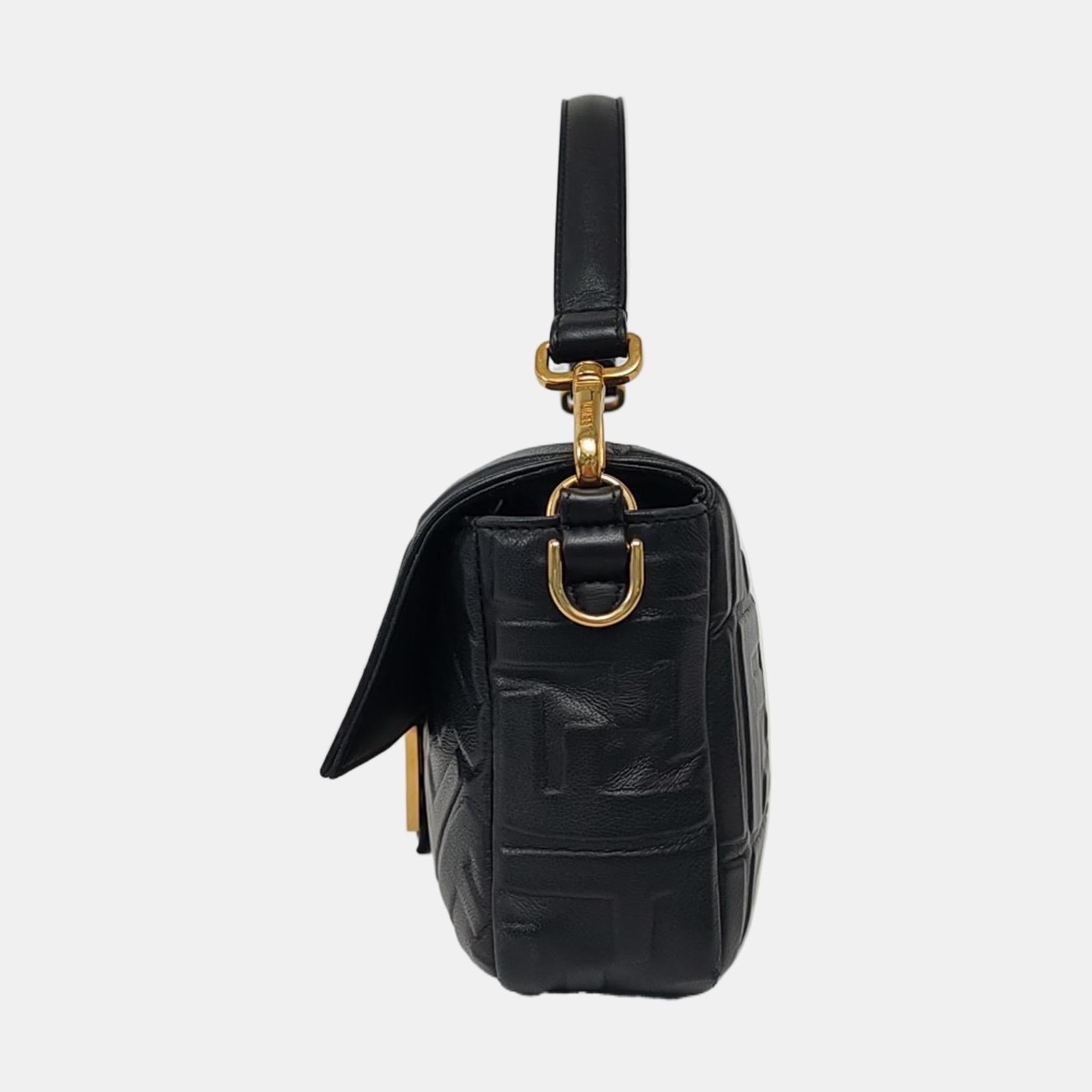 Faites l'expérience du luxe et du style avec le sac croisé Fendi Baguette en cuir Nappa luxueux. Fabriqué en cuir nappa souple avec un gaufrage 3D complexe du motif FF, ce sac incroyablement léger est à la fois fonctionnel et tendance. Il peut être