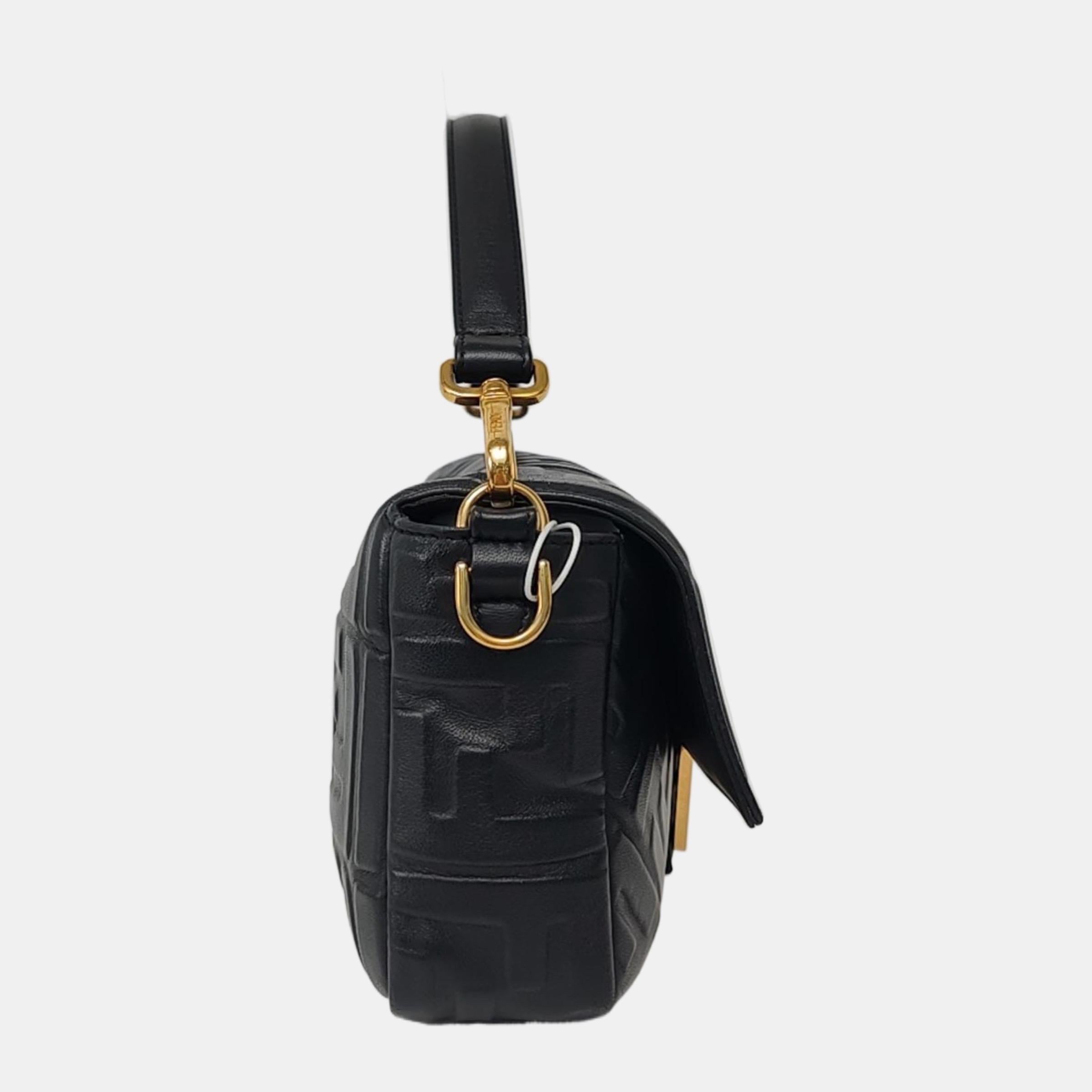 Fendi Baguette Black Lambskin 3D FF Embossed Leather Crossbody Bag Medium Bon état - En vente à AUBERVILLIERS, FR