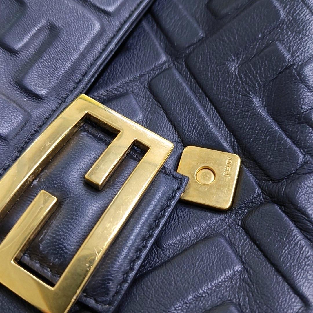 Fendi Baguette Black Lambskin 3D FF Embossed Leather Crossbody Bag Medium en vente 3