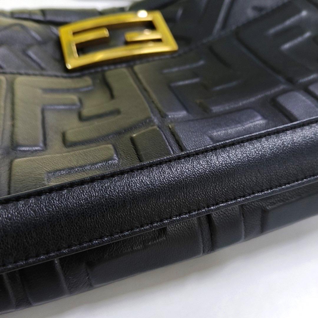 Fendi Baguette Black Lambskin 3D FF Embossed Leather Crossbody Bag Medium en vente 4