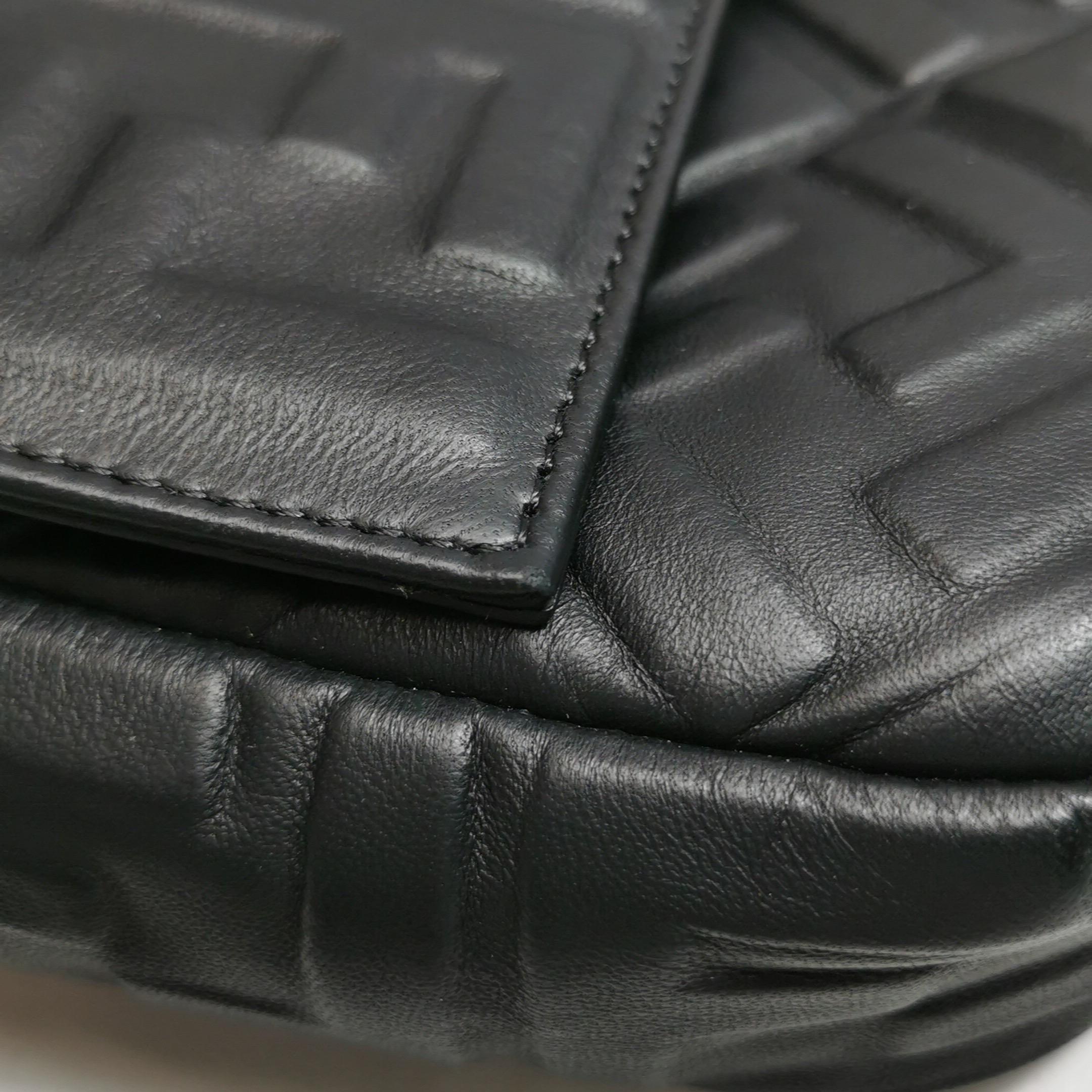 Fendi Baguette Schwarze Crossbody-Tasche aus Leder mit 3D FF-Motiv Groß im Angebot 5