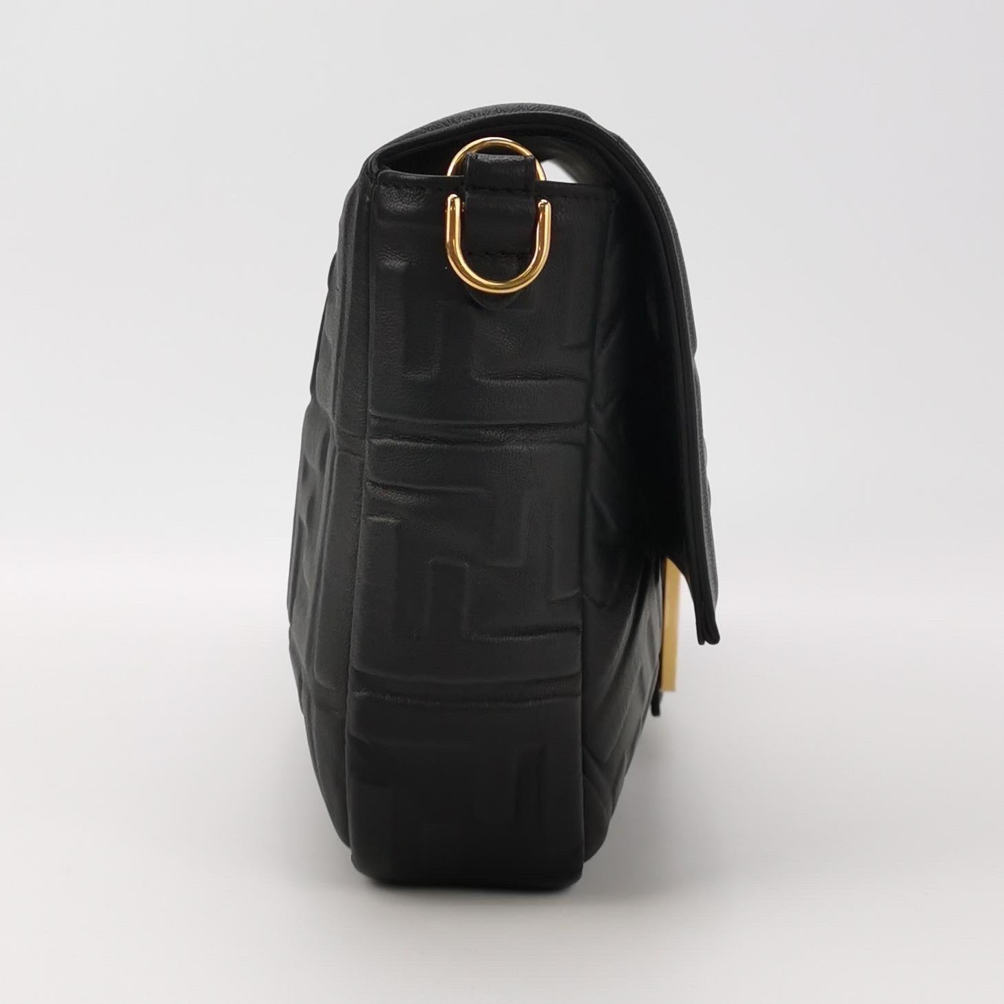 Fendi Baguette Schwarze Crossbody-Tasche aus Leder mit 3D FF-Motiv Groß im Angebot 7