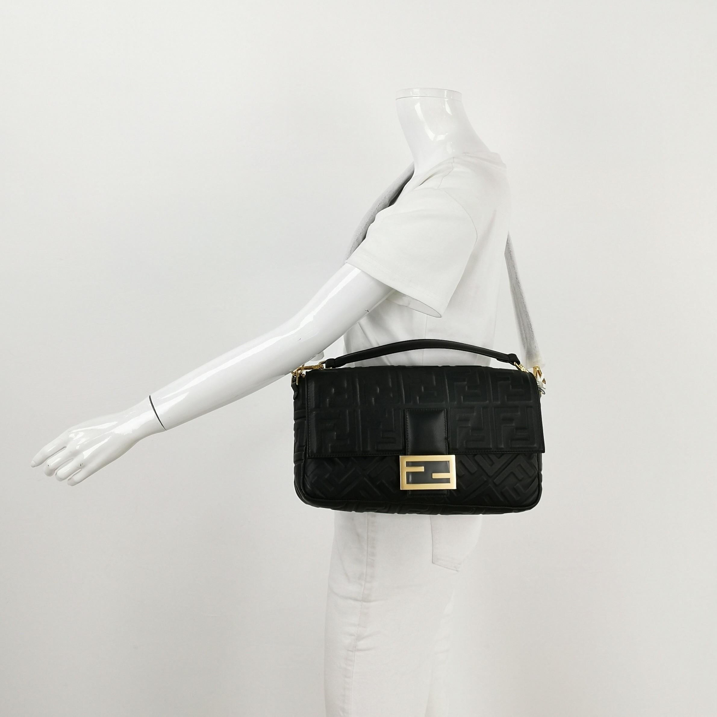 Fendi schließt sich dem Trend zu übergroßen Taschen mit ihrem großen Baguette-Design an und bietet eine neue Perspektive auf den Klassiker. Ikonische mittelgroße Baguette-Tasche aus klassisch schwarzem, weichem Nappaleder mit dreidimensionaler