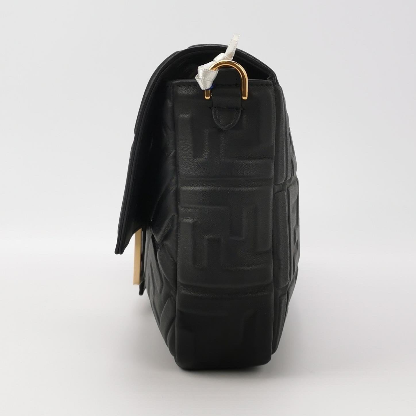 Fendi Baguette Schwarze Crossbody-Tasche aus Leder mit 3D FF-Motiv Groß im Zustand „Hervorragend“ im Angebot in AUBERVILLIERS, FR