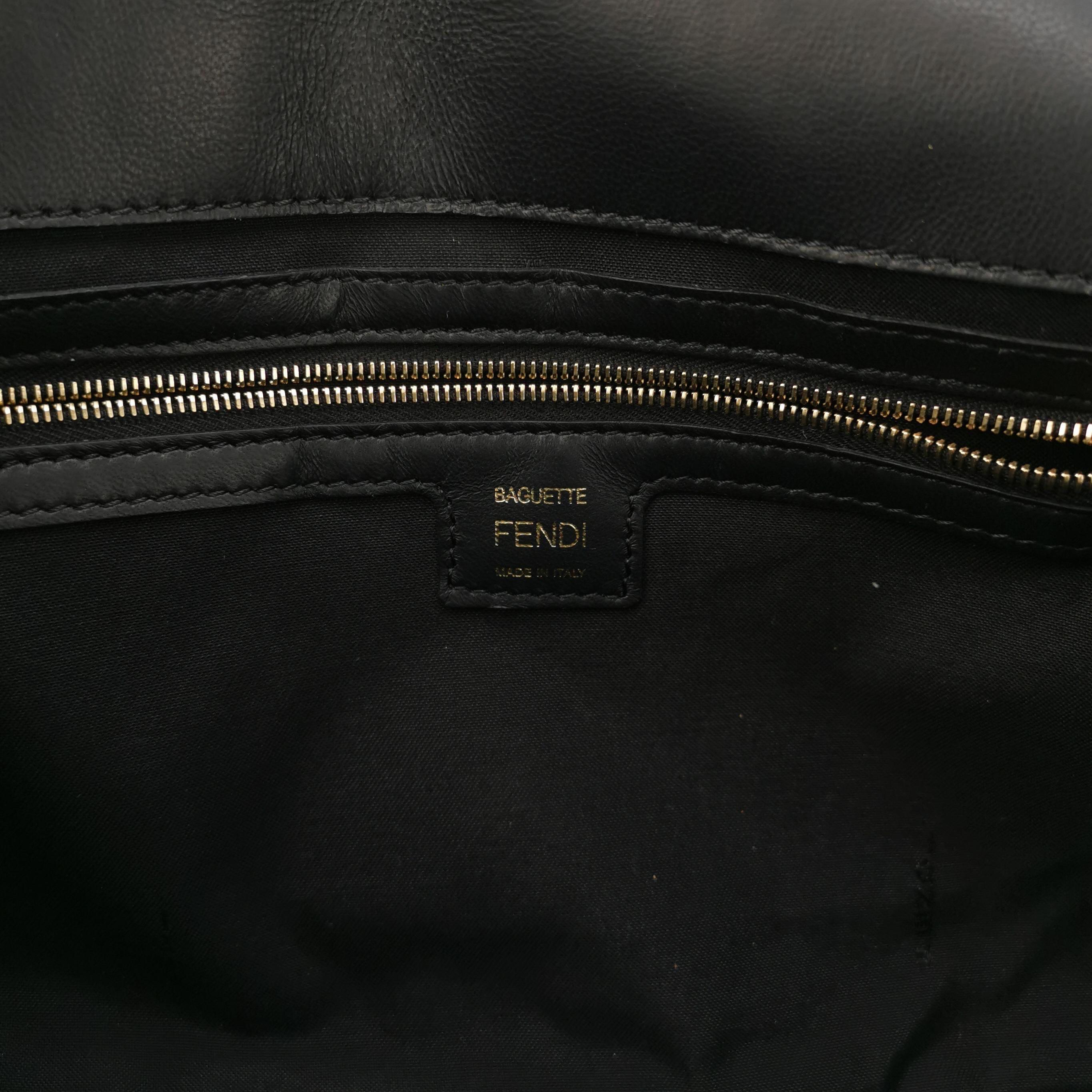 Fendi Baguette Schwarze Crossbody-Tasche aus Leder mit 3D FF-Motiv Groß im Angebot 2