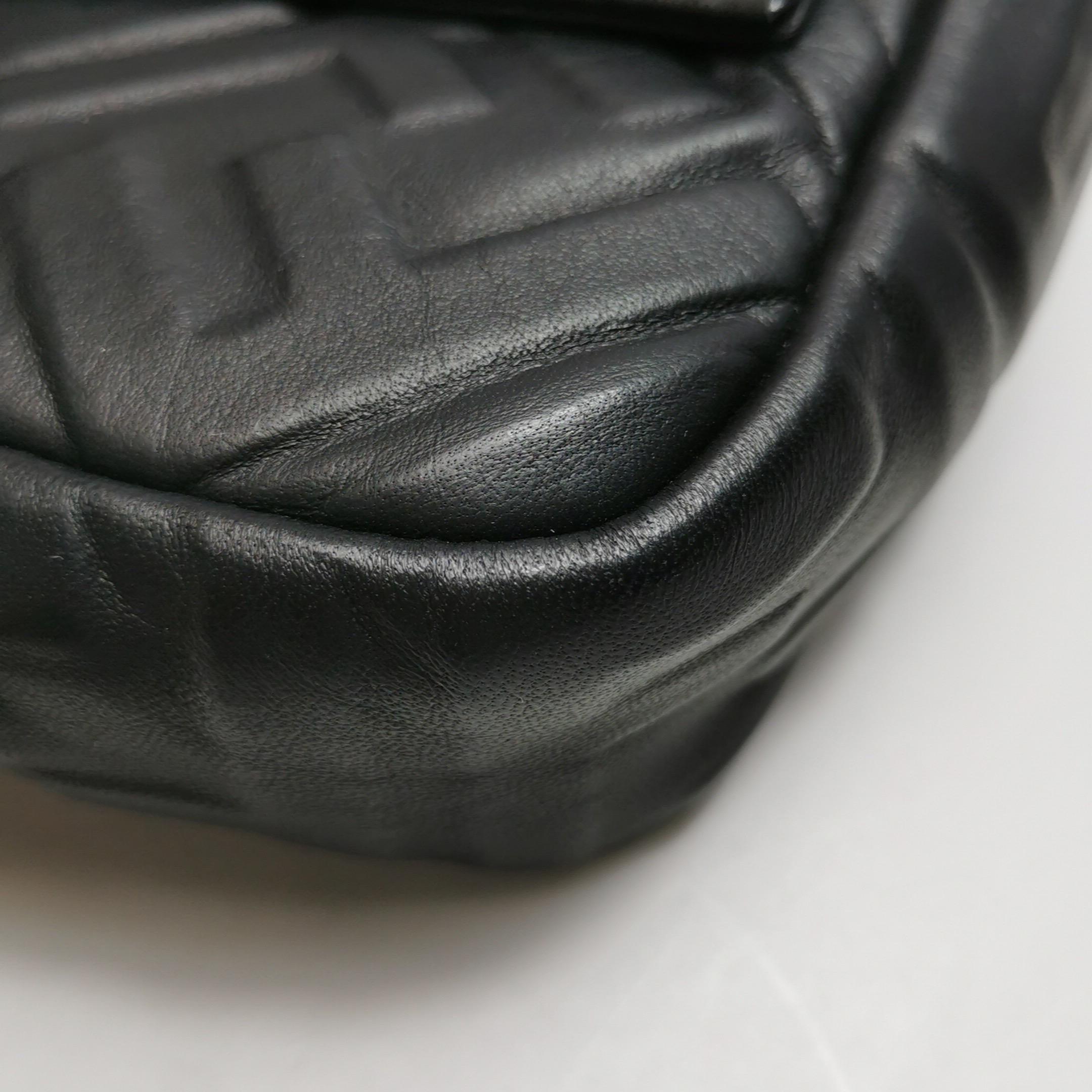Fendi Baguette Schwarze Crossbody-Tasche aus Leder mit 3D FF-Motiv Groß im Angebot 4