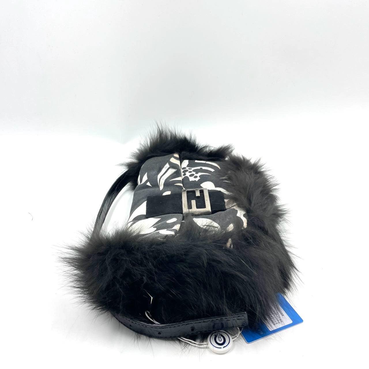 Fendi Baguette Black Print Fabric and Furry Shoulder Bag In Fair Condition For Sale In AUBERVILLIERS, FR