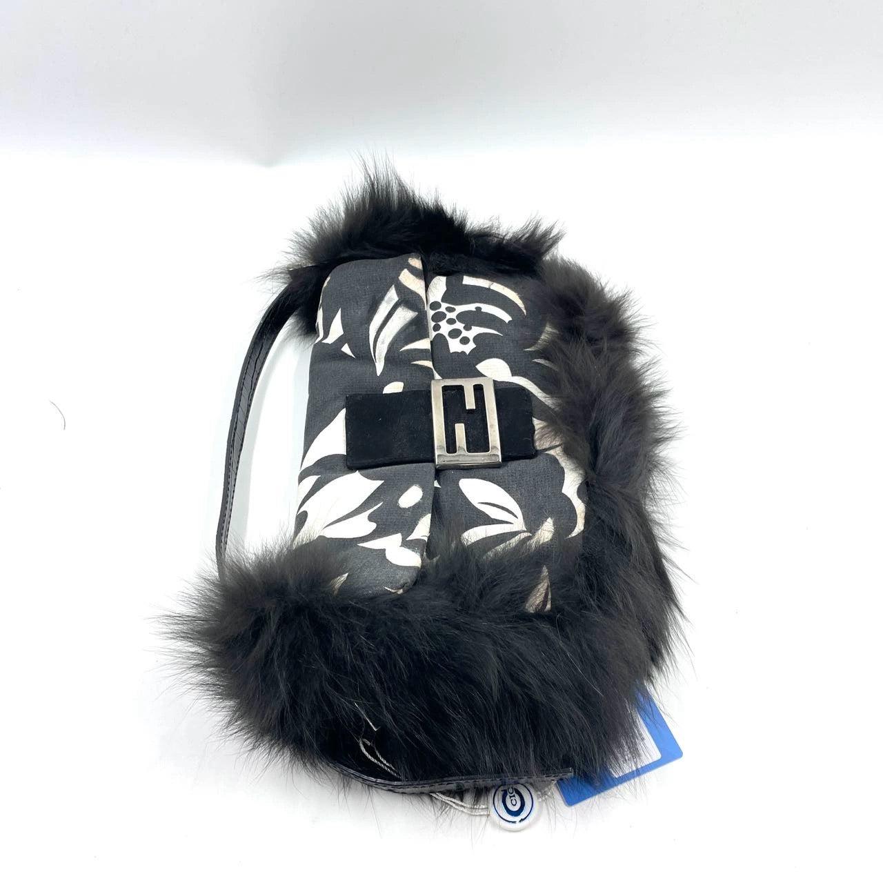 Fendi Baguette Black Print Fabric and Furry Shoulder Bag For Sale 2