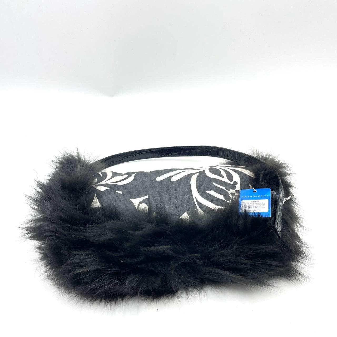 Fendi Baguette Black Print Fabric and Furry Shoulder Bag For Sale 4