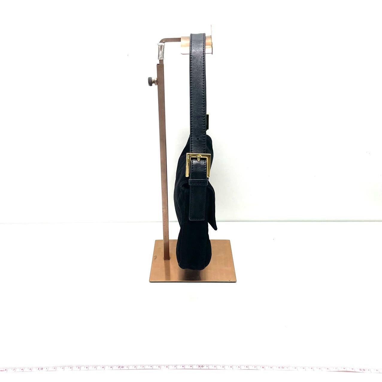 Fendi Baguette Black Suede Leather Red Buckle Shoulder Bag In Good Condition For Sale In AUBERVILLIERS, FR