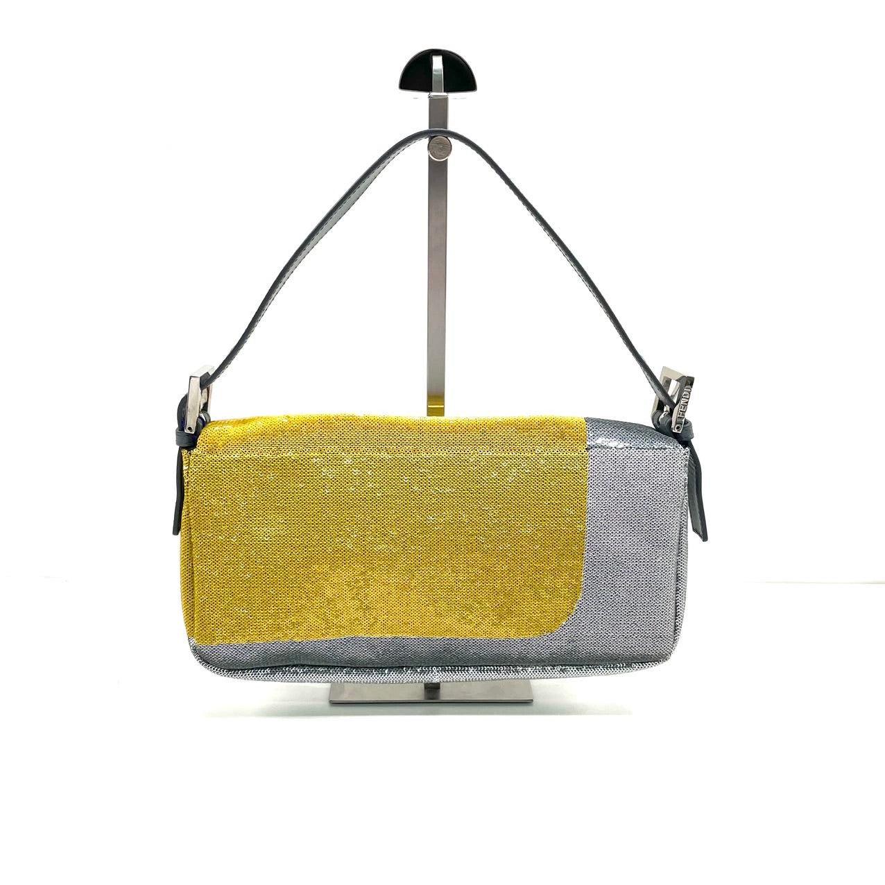 Fendi Borsa a tracolla Baguette Blocks Abstract Pattern Glitter Sequin
 Queste sono foto professionali della borsa vera e propria.
 Questa borsa Fendi Baguette Blocks è un pezzo unico realizzato ad arte con paillettes scintillanti in un accattivante