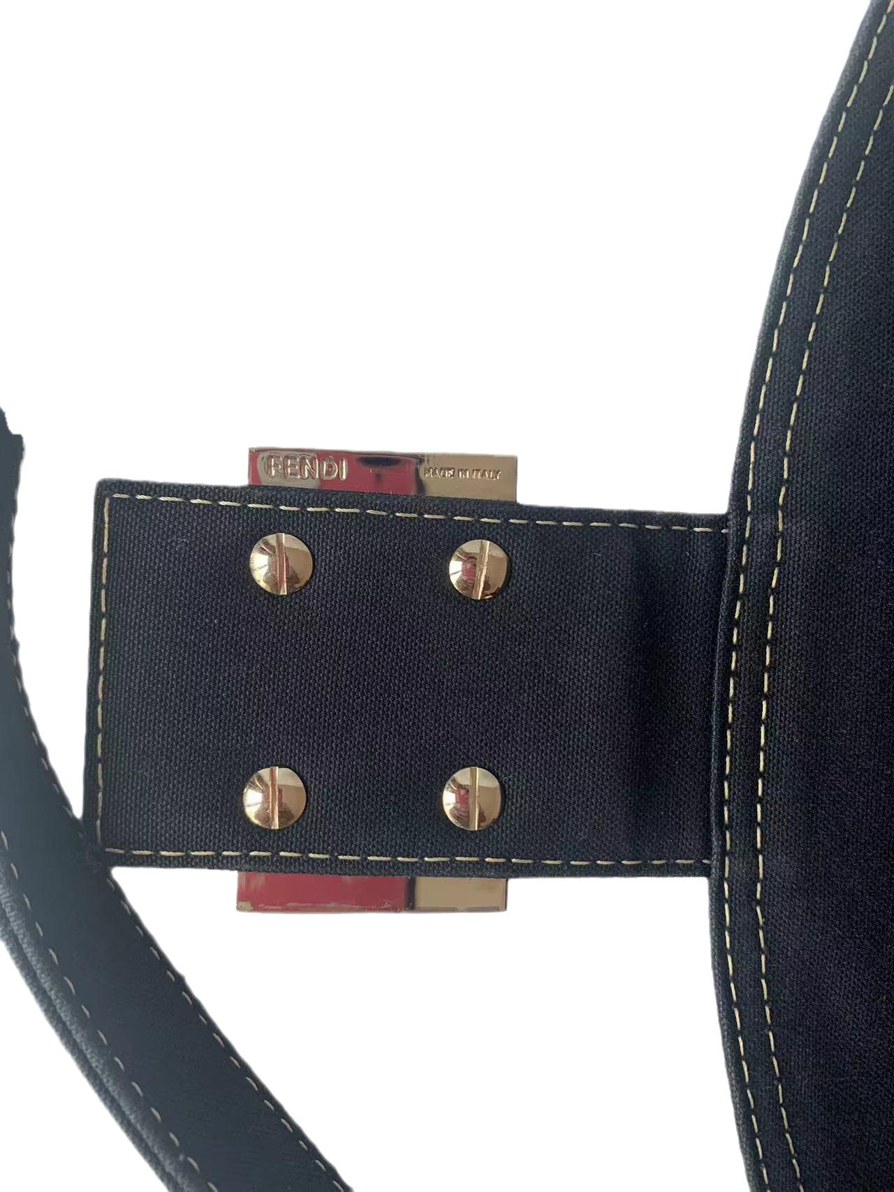 FENDI Baguette Blue Denim Navy Shoulder Bag with Enamel Buckle For Sale 5