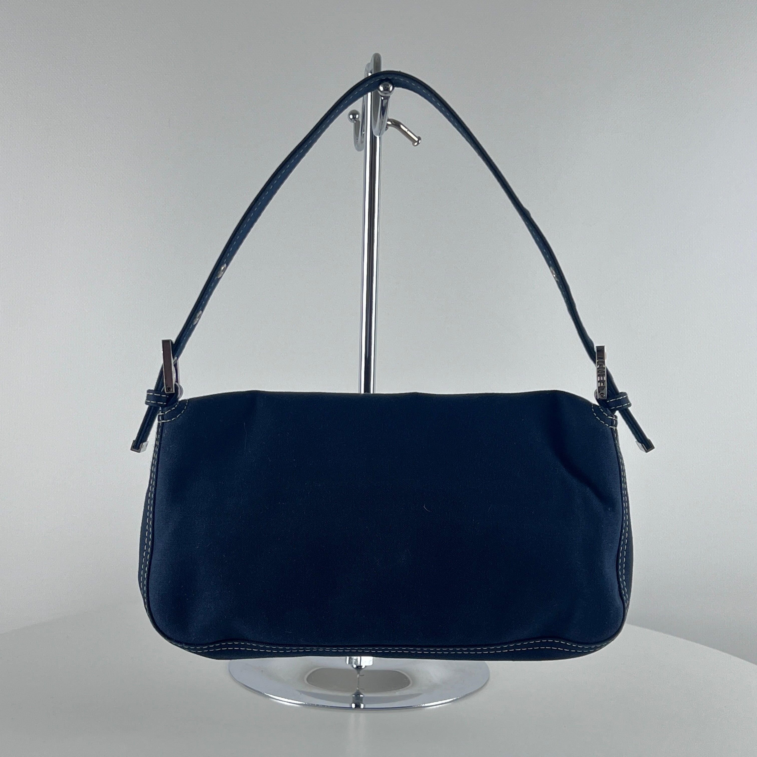 Fendi Baguette Blue Denim Shoulder Bag Silver-Tone Excellent état - En vente à SAINT-OUEN-SUR-SEINE, FR