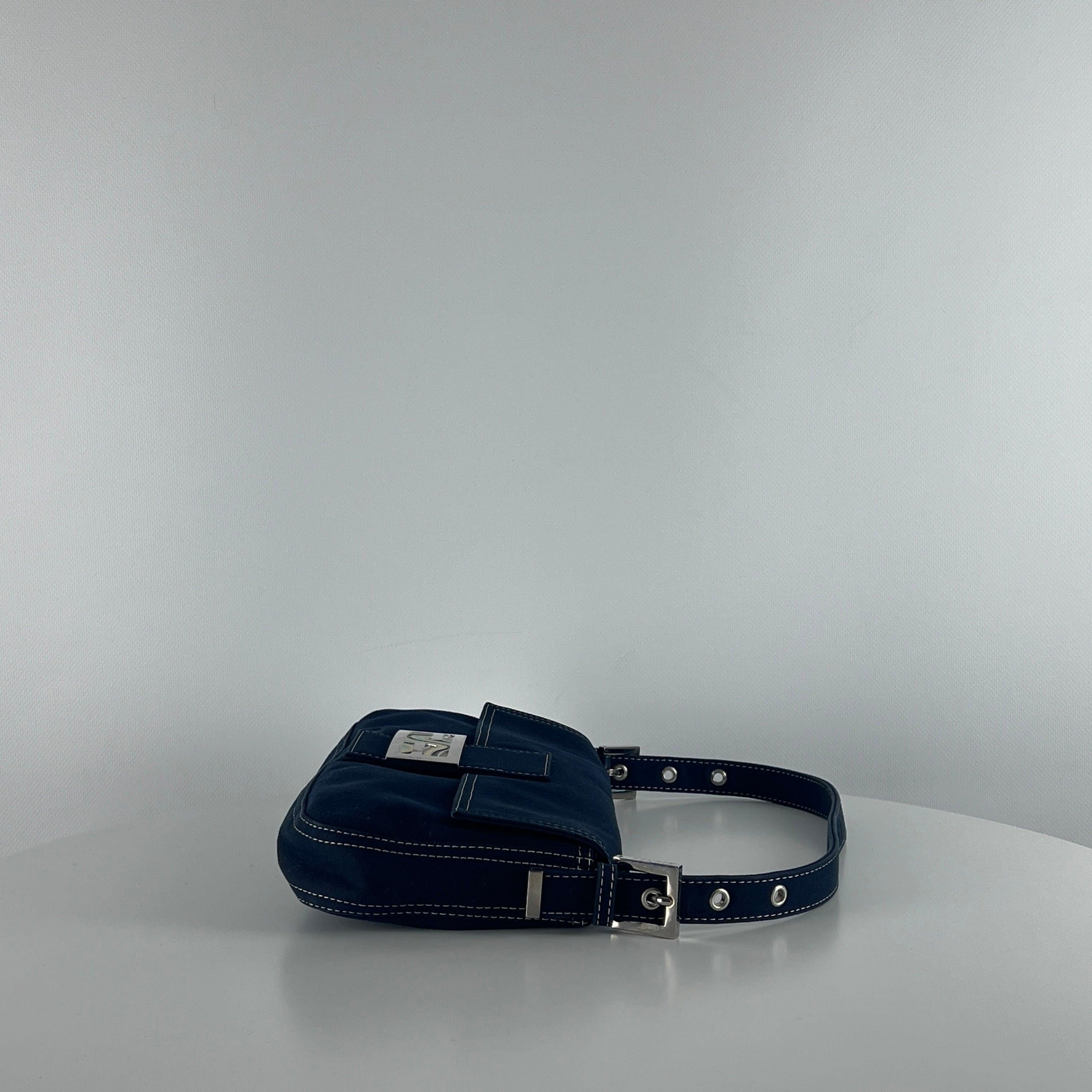 Fendi Baguette Blue Denim Shoulder Bag Silver-Tone en vente 2