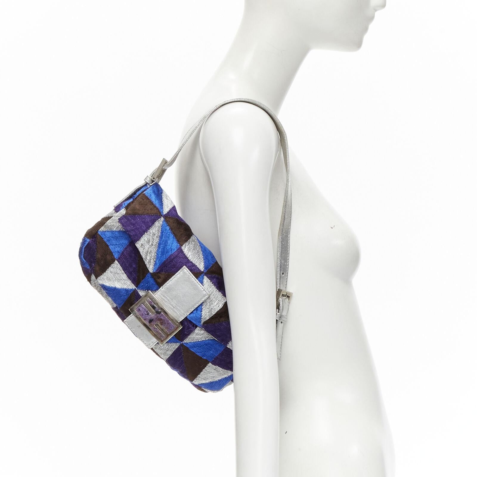 FENDI Baguette blue silver embroidery patchwork FF purple stone buckle bag
Reference: TGAS/C01566
Brand: Fendi
Model: Baguette
Material: Fabric, Metal
Color: Blue, Silver
Pattern: Geometric
Closure: Magnet
Lining: Silk
Made in: