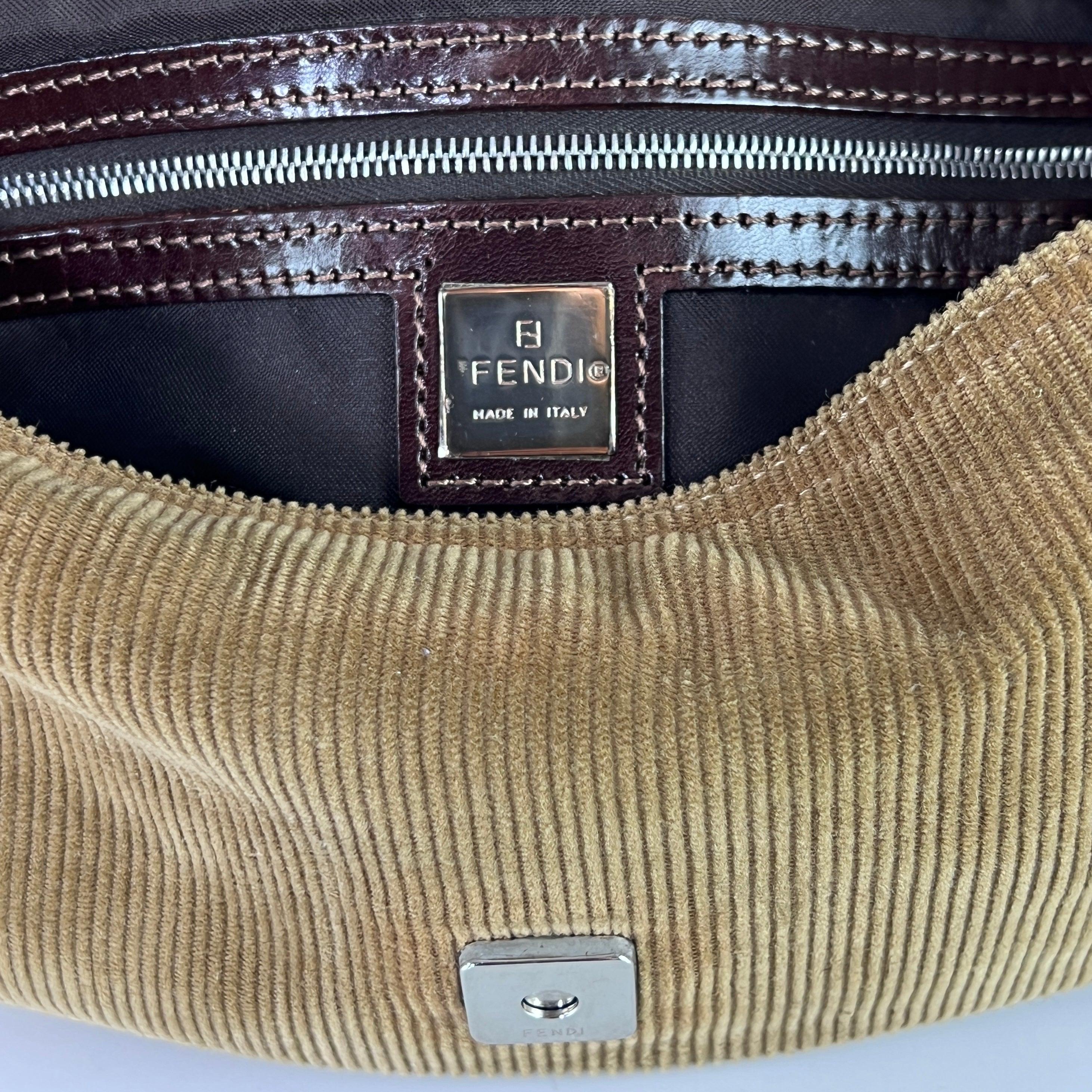Fendi Baguette Brown Suede Shoulder Bag Excellent état - En vente à SAINT-OUEN-SUR-SEINE, FR