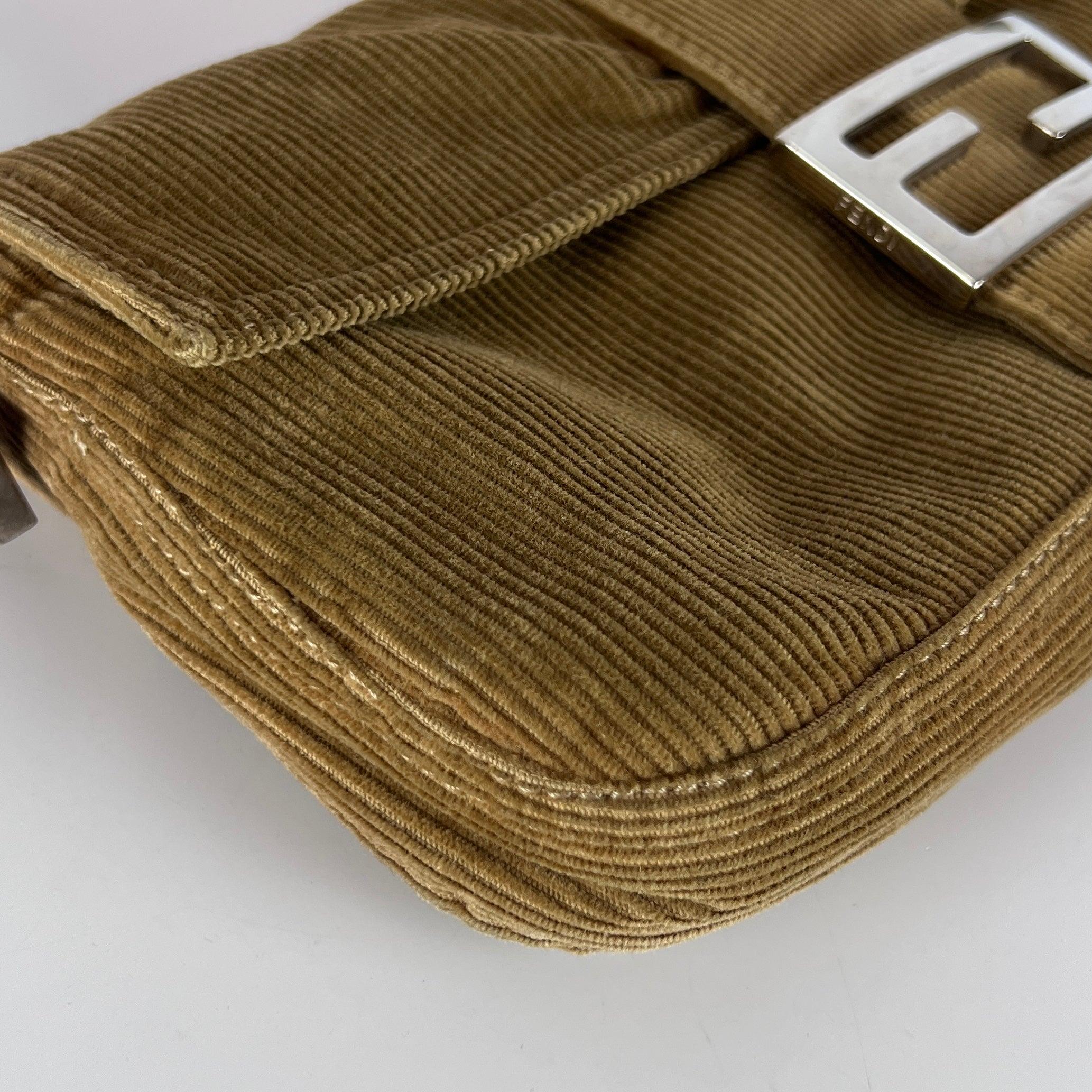 Fendi Baguette Brown Suede Shoulder Bag Unisexe en vente