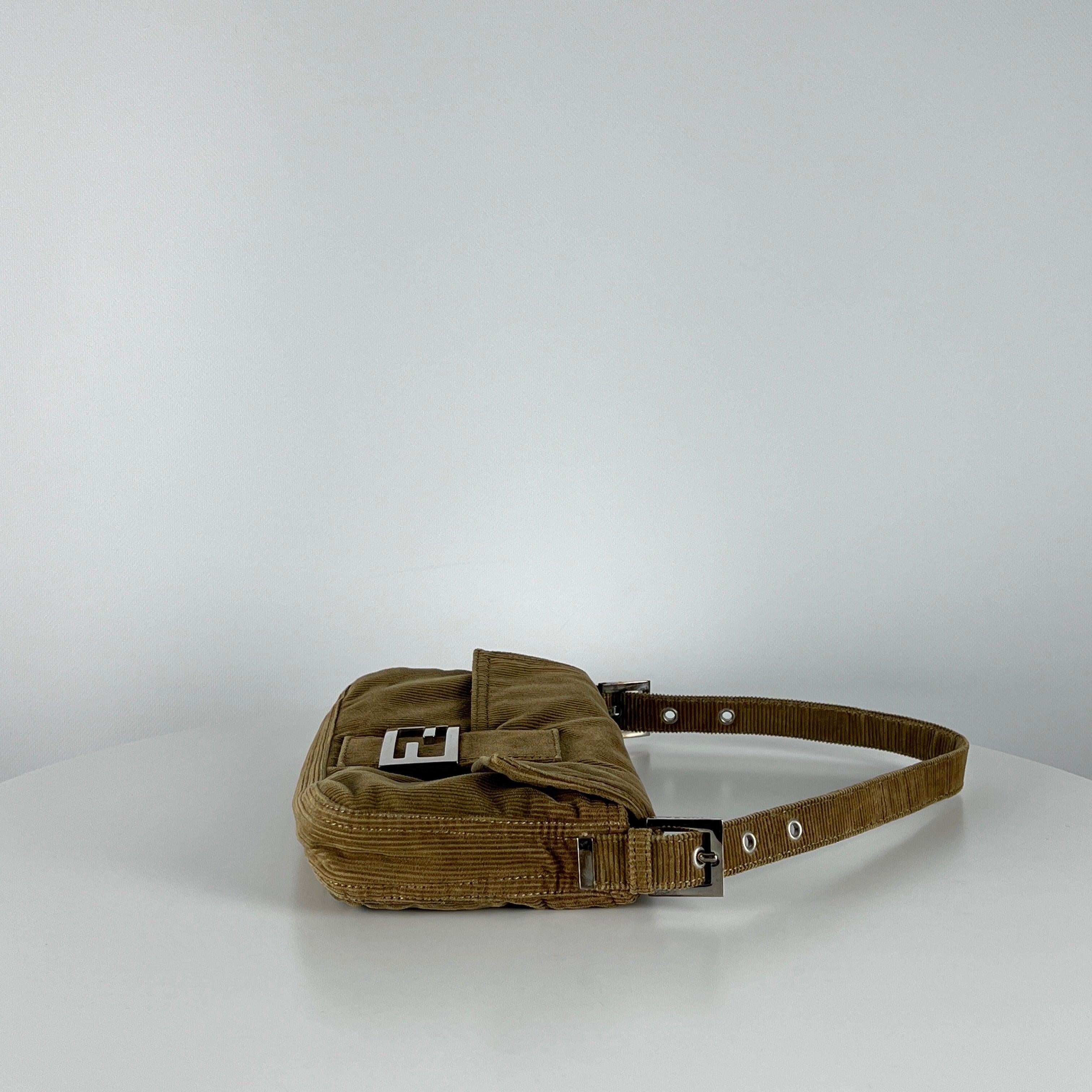 Fendi Baguette Brown Suede Shoulder Bag en vente 3
