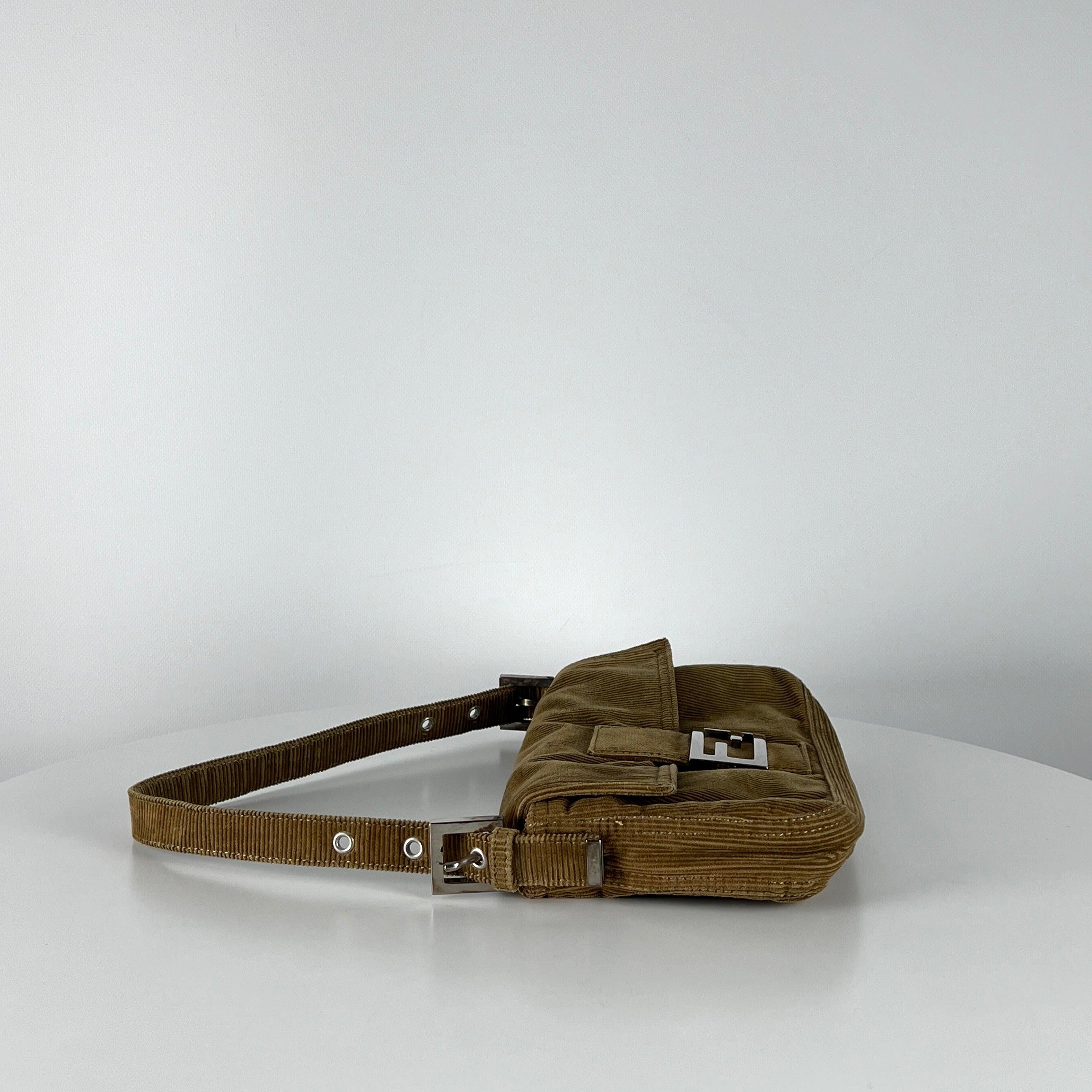 Fendi Baguette Brown Suede Shoulder Bag en vente 4
