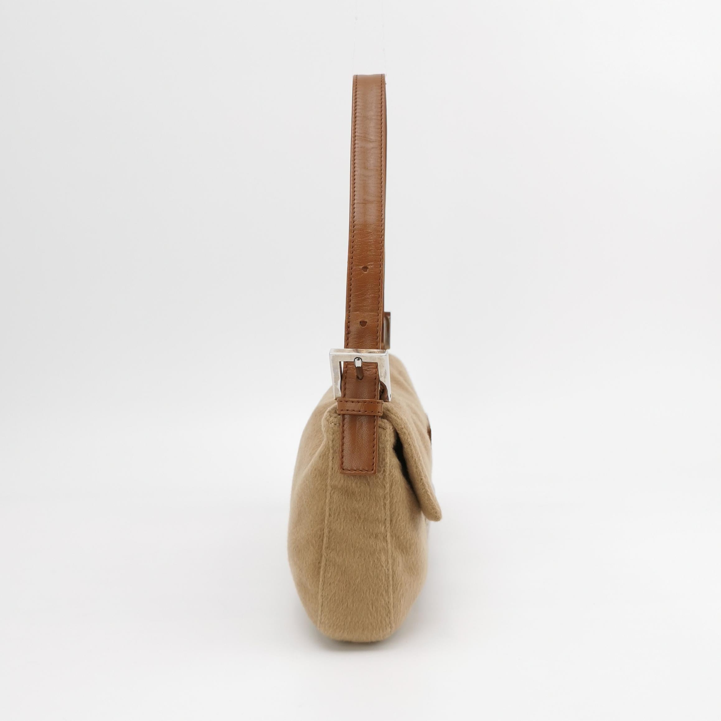 FENDI Baguette Camel Brown Soft Cloth Shoulder Bag In Good Condition For Sale In AUBERVILLIERS, FR