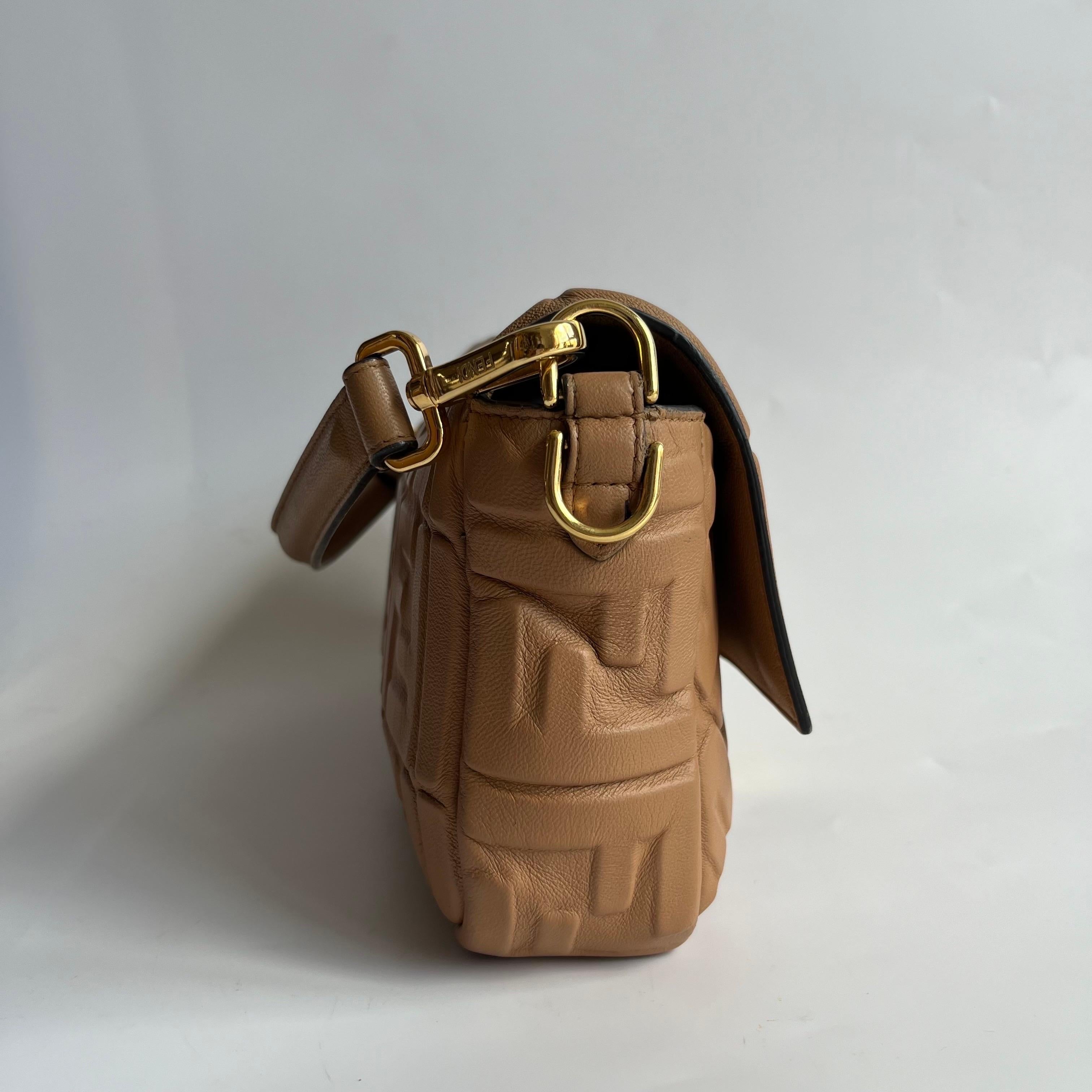 Fendi Baguette Caramel Tan Brown Lambskin Leather Crossbody Bag Medium In Good Condition For Sale In AUBERVILLIERS, FR